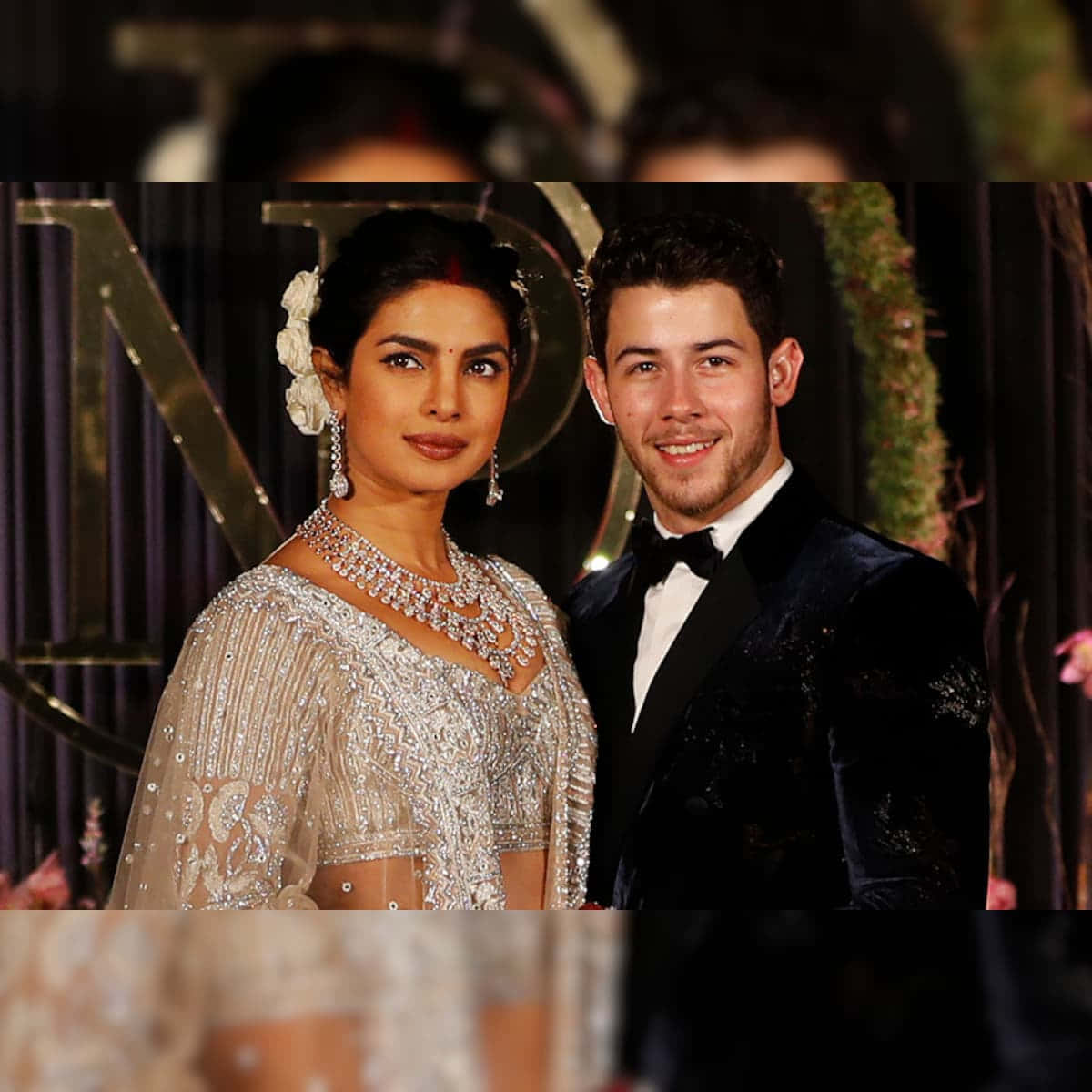 Beautiful Couple 桌布 壁紙 — 一對魅力情侶在正式活動中合照，Priyanka Chopra 身穿閃亮銀色禮服，Nick Jonas 身穿天鵝絨燕尾服。