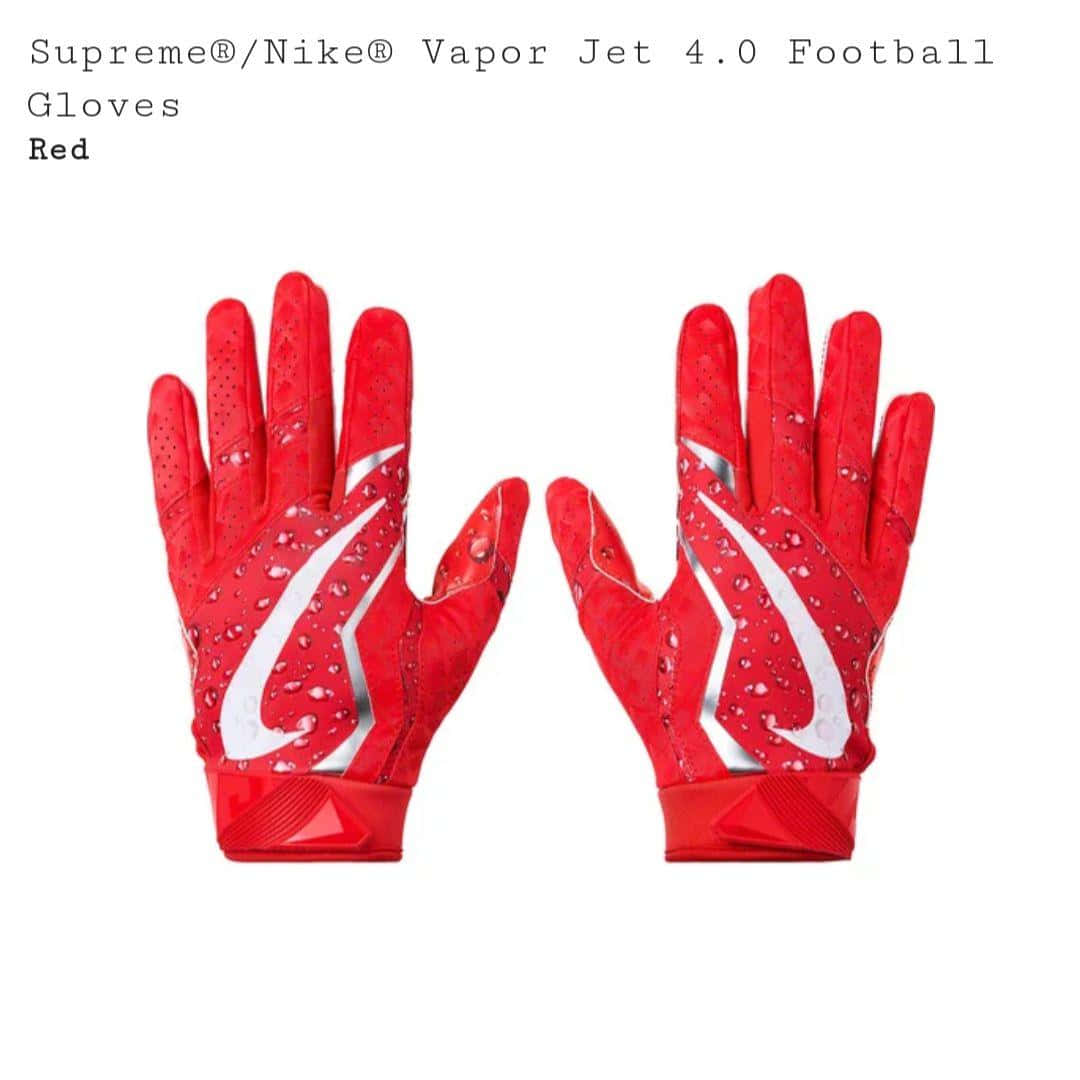 supreme 桌布 壁紙 — 一對鮮紅色的Supreme Nike Vapor Jet 4.0足球手套，帶有白色swoosh和水滴，背景為白色。