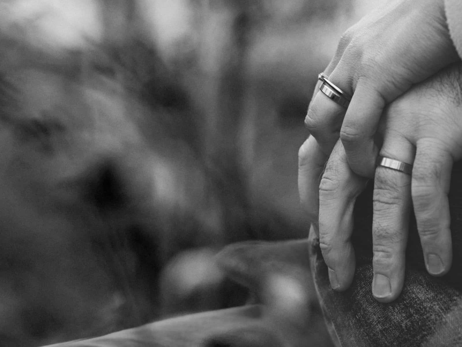 情侶 桌布 壁紙 — 一對黑白照片中緊握的手，無名指上戴著結婚戒指。