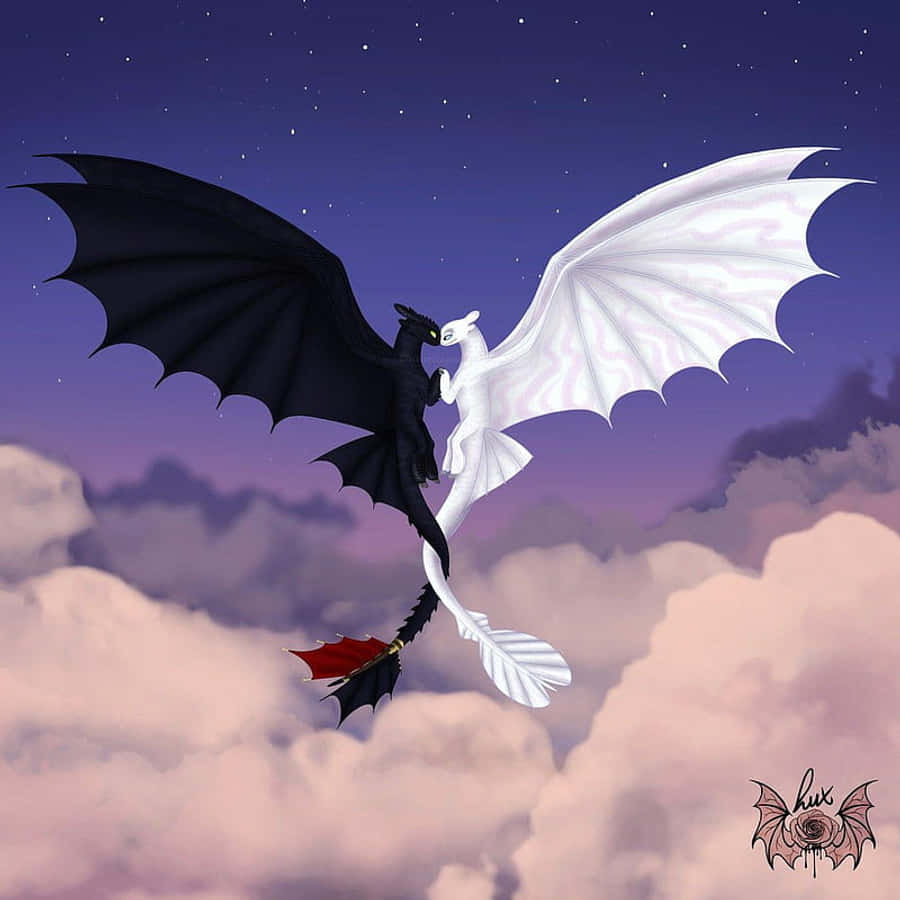 Toothless And Stitch 桌布 壁紙 — 一對黑白龍在柔和的粉紅雲層之上，一起翱翔於星光閃爍的暮色天空。