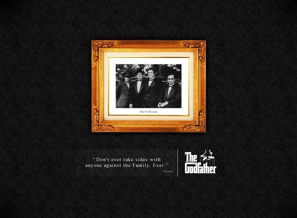 Godfather 桌布 壁紙 — 一幅《教父》中柯里昂家族的黑白照片裱框掛在深色牆上，下方附有引文。