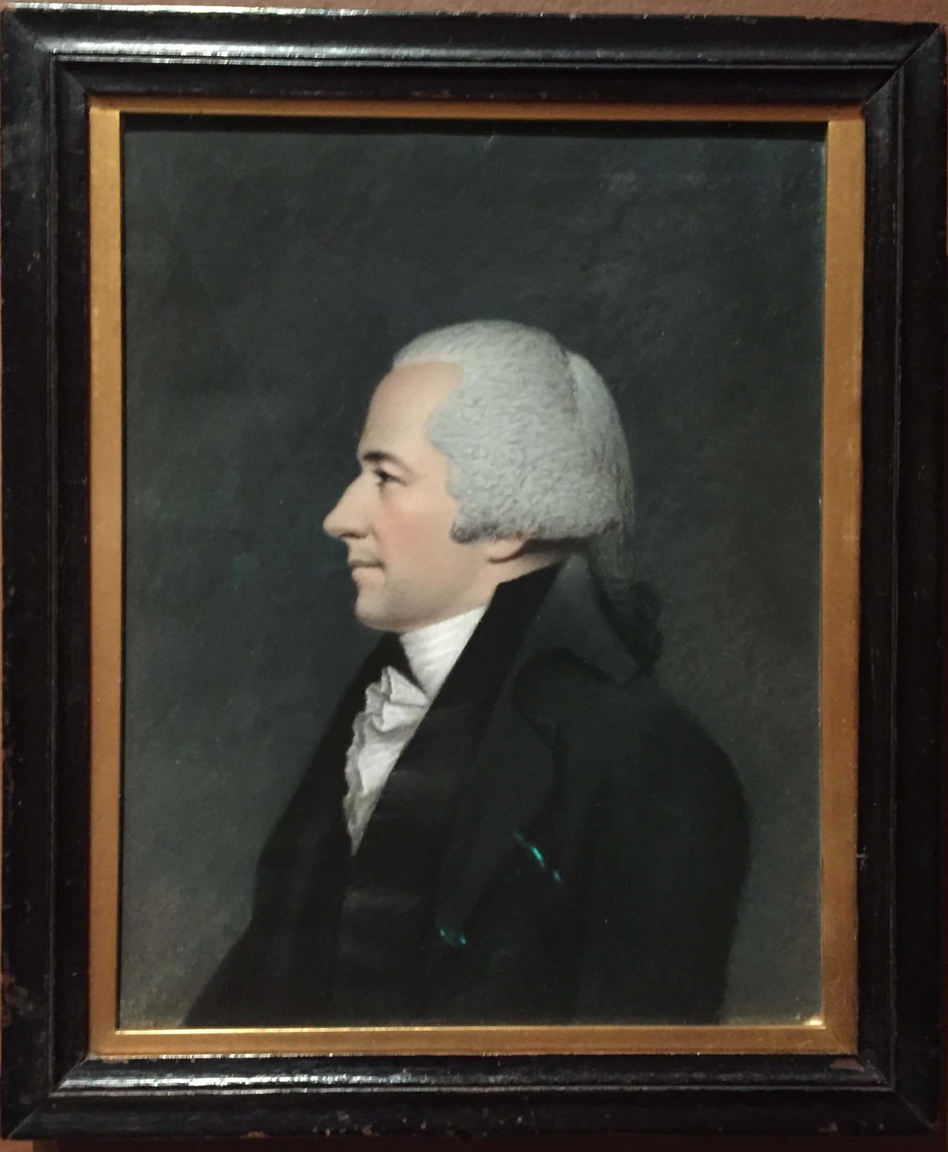 Alexander Hamilton 桌布 壁紙 — 一幅18世紀服飾、戴著粉撲假髮的男士古典油畫肖像，鑲嵌在深色木框中。