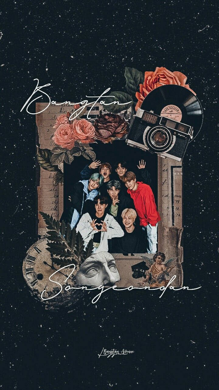 Bts Aesthetic 桌布 壁紙 — 一幅BTS成員的拼貼畫，以玫瑰、復古相機和時鐘框住，背景是星空夜空，帶有「Bangtan」和「Sangeondan」字樣。