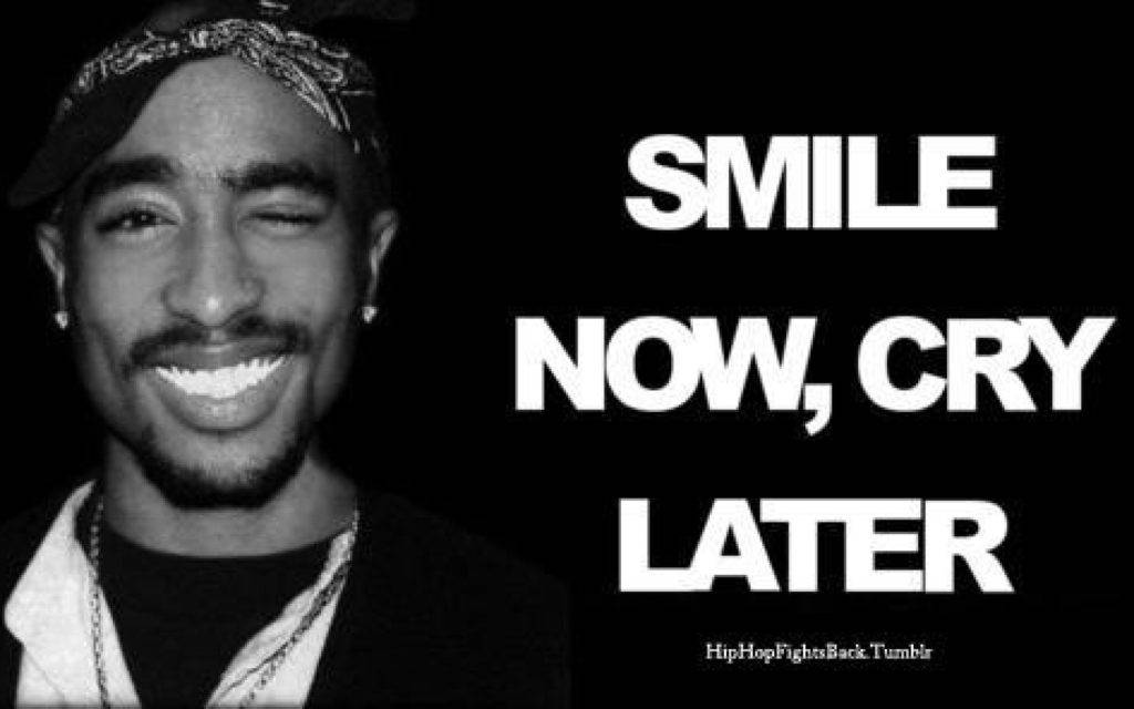 Tupac Shakur微笑並帶有文字smile now cry later