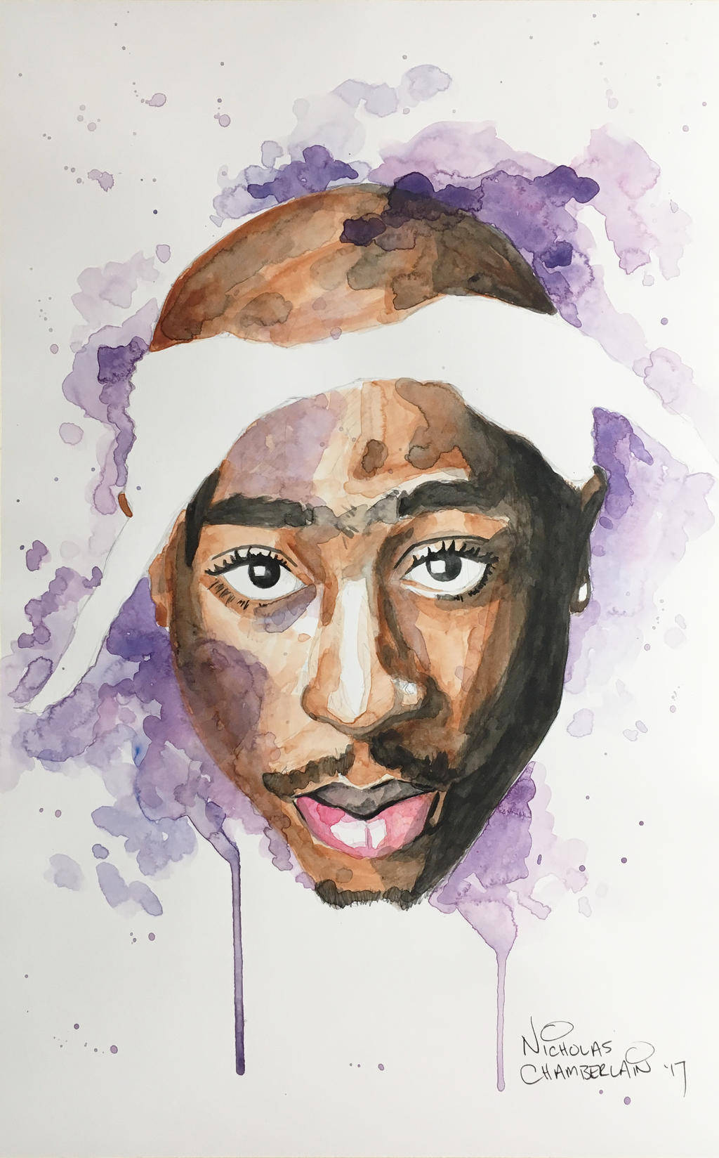 tupac 桌布 壁紙 — 一幅Tupac Shakur的水彩肖像，帶有紫色潑濺和白色頭帶，背景簡潔。