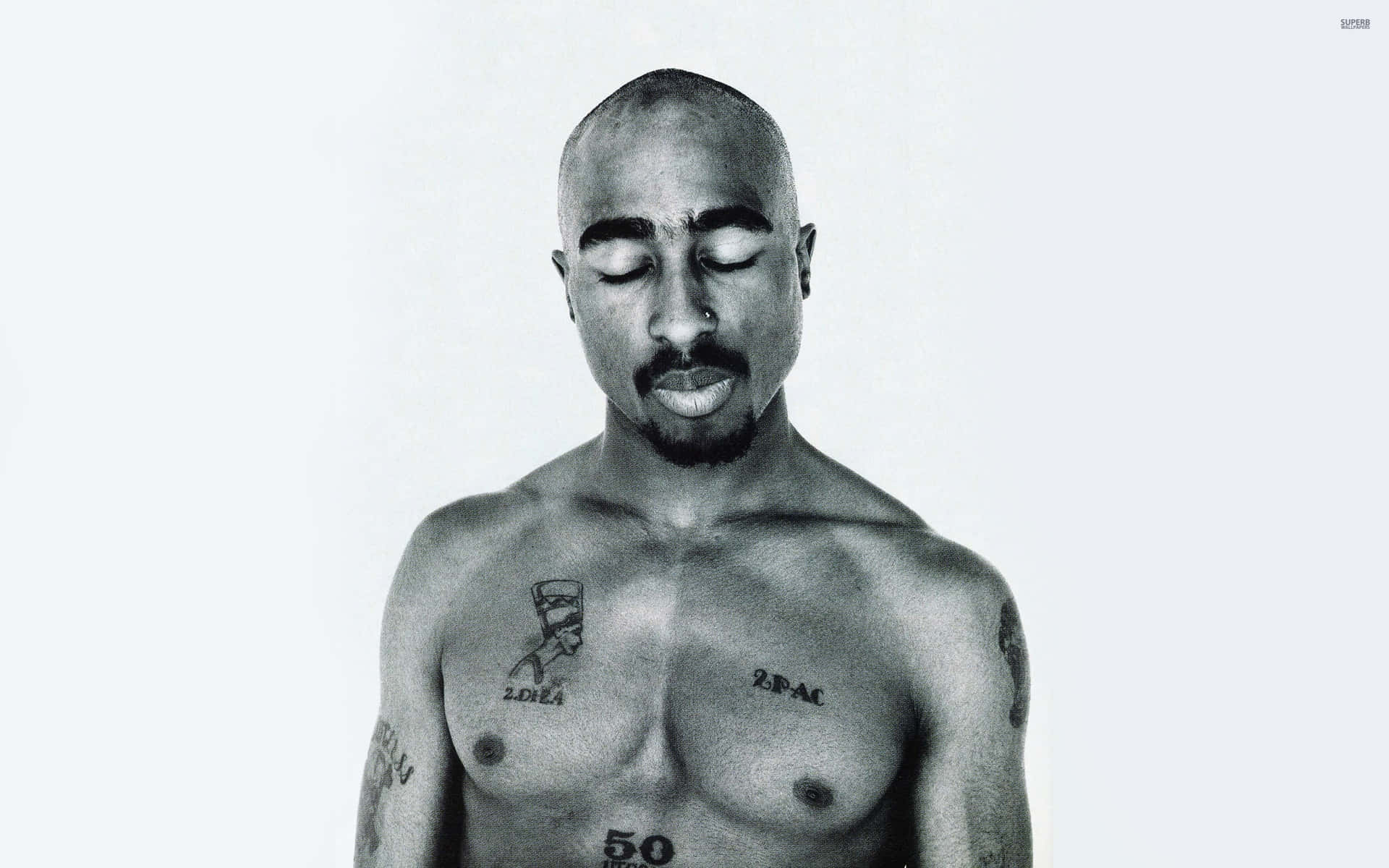 tupac 桌布 壁紙 — 一幅Tupac Shakur的黑白肖像，閉上眼睛，胸部和手臂上的刺青清晰可見，背景簡潔。