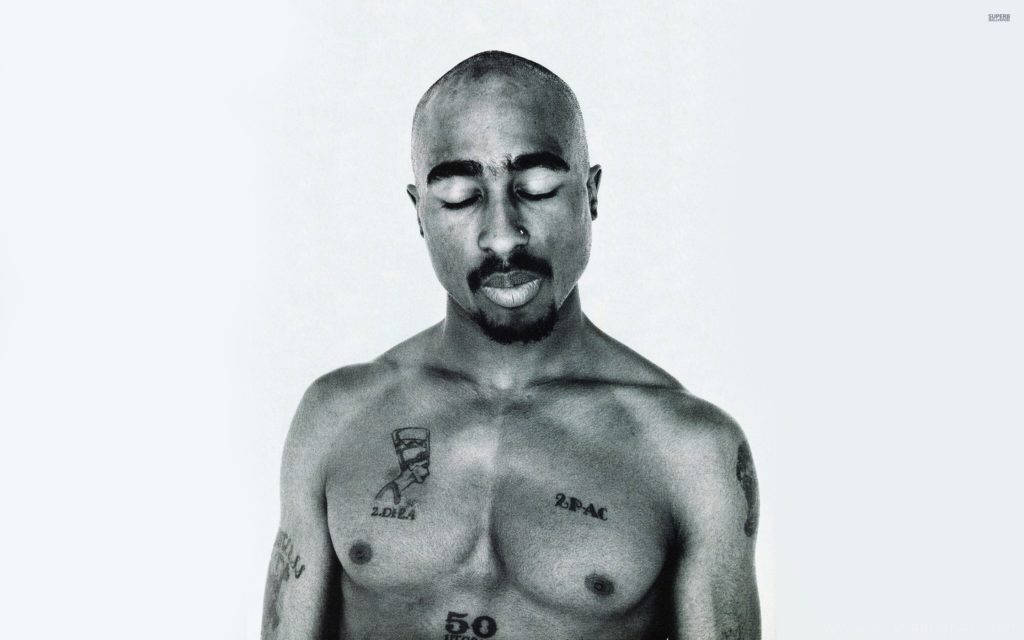 Tupac Shakur的黑白工作室肖像，閉上眼睛，刺青清晰可見。