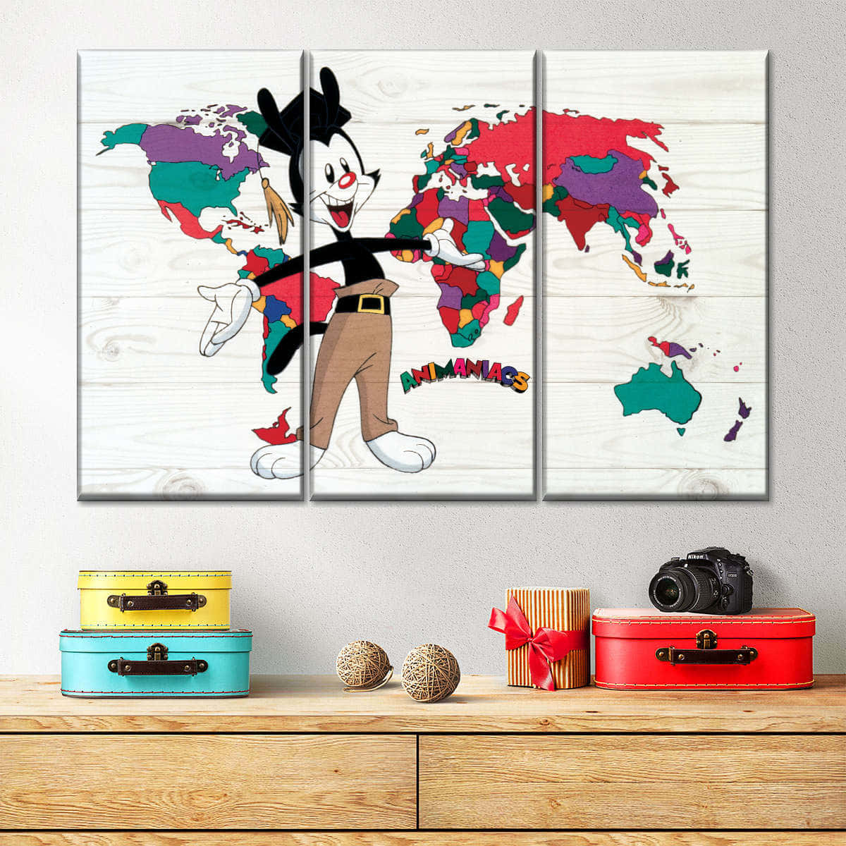 Animaniacs 桌布 壁紙 — 一幅三聯畫布藝術展示了一個快樂的卡通角色，在白色木紋背景上拿著色彩繽紛的世界地圖。