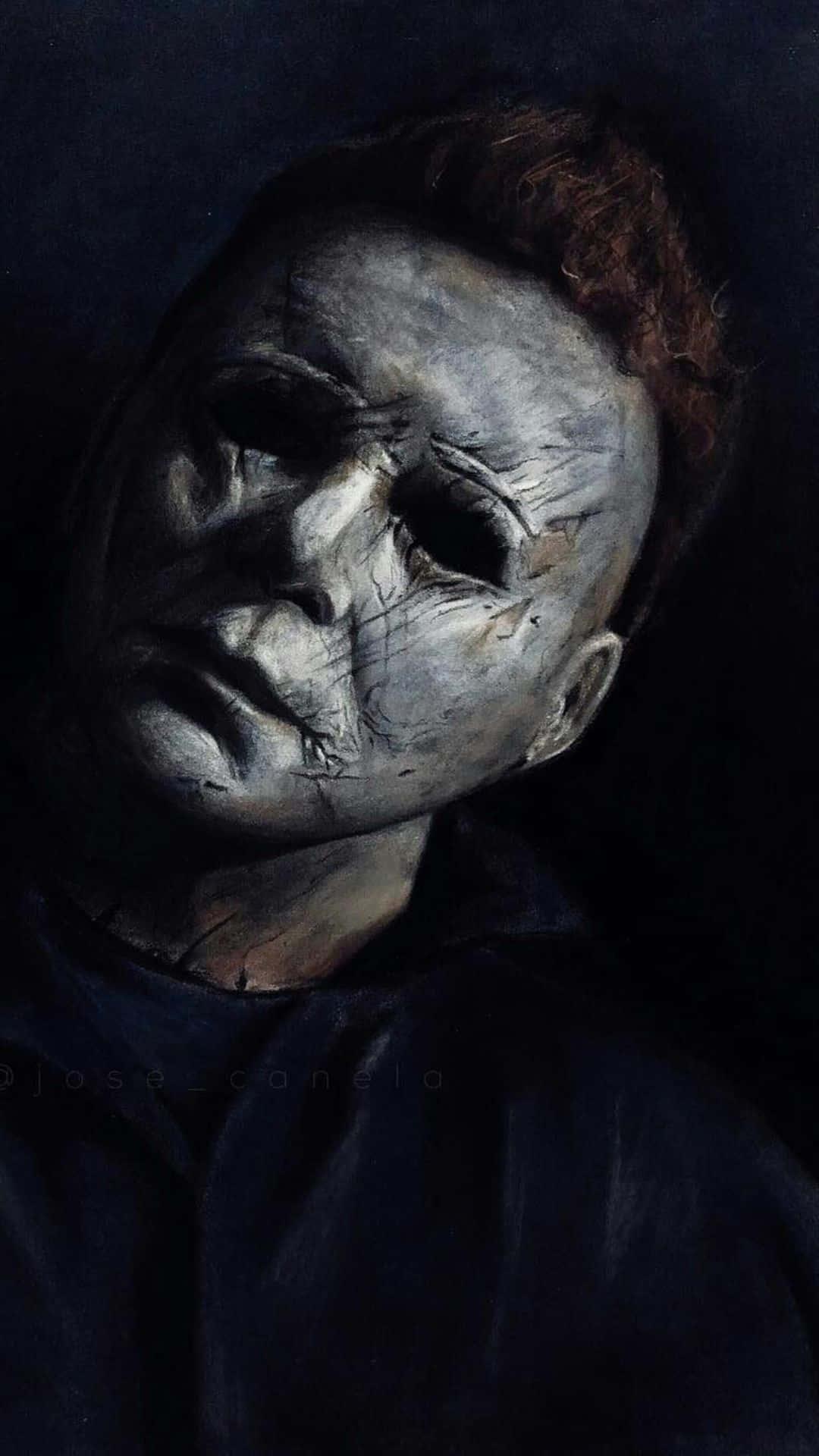 麥可·邁爾斯 桌布 壁紙 — 一幅令人毛骨悚然的 Michael Myers 肖像，戴著破裂的白色面具和深色頭髮，背景為黑色。