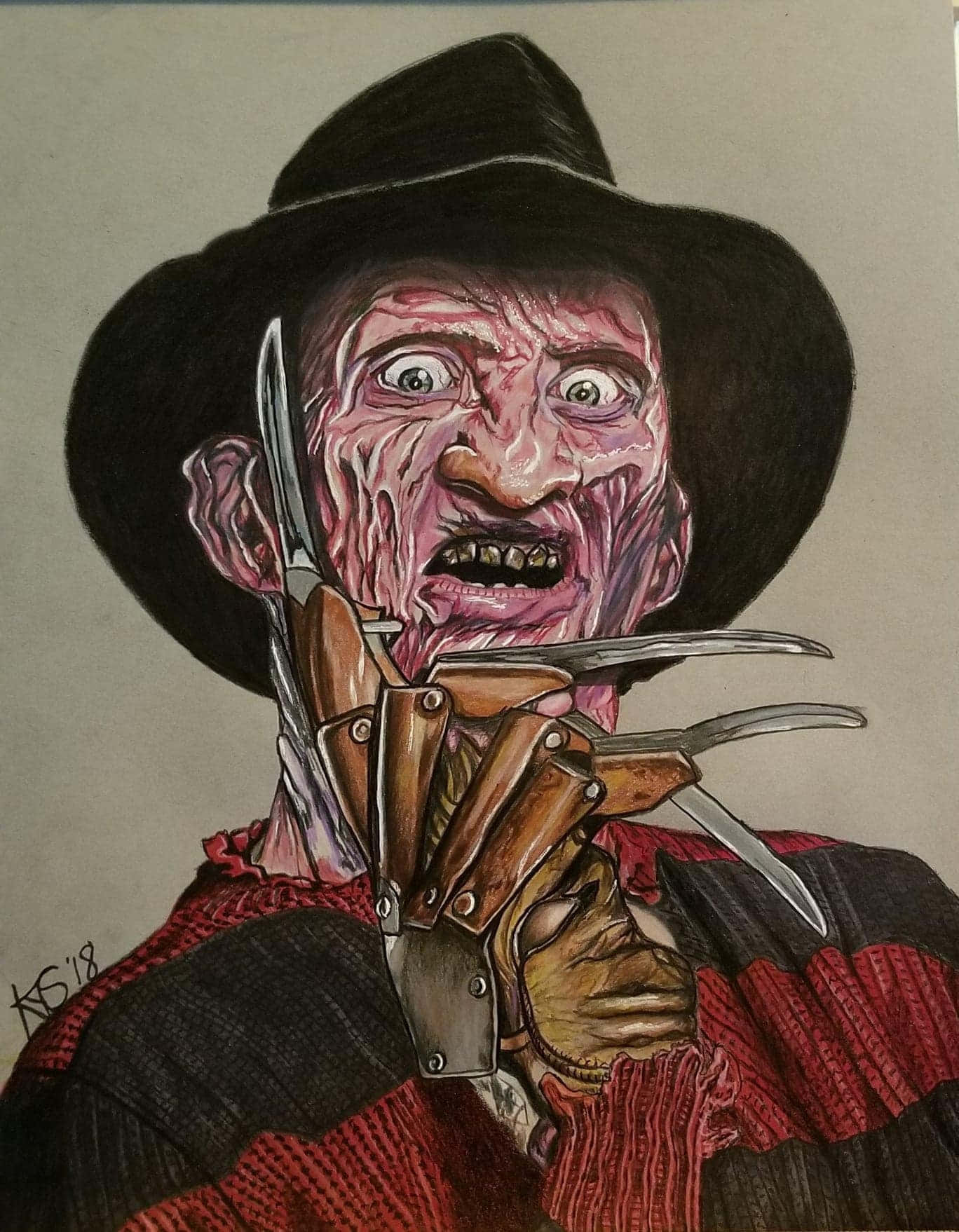 Freddy Krueger 桌布 壁紙 — 一幅令人毛骨悚然的佛萊迪·克魯格插圖，帶著威脅的笑容，戴著他標誌性的帽子和利刃手套，背景樸素。