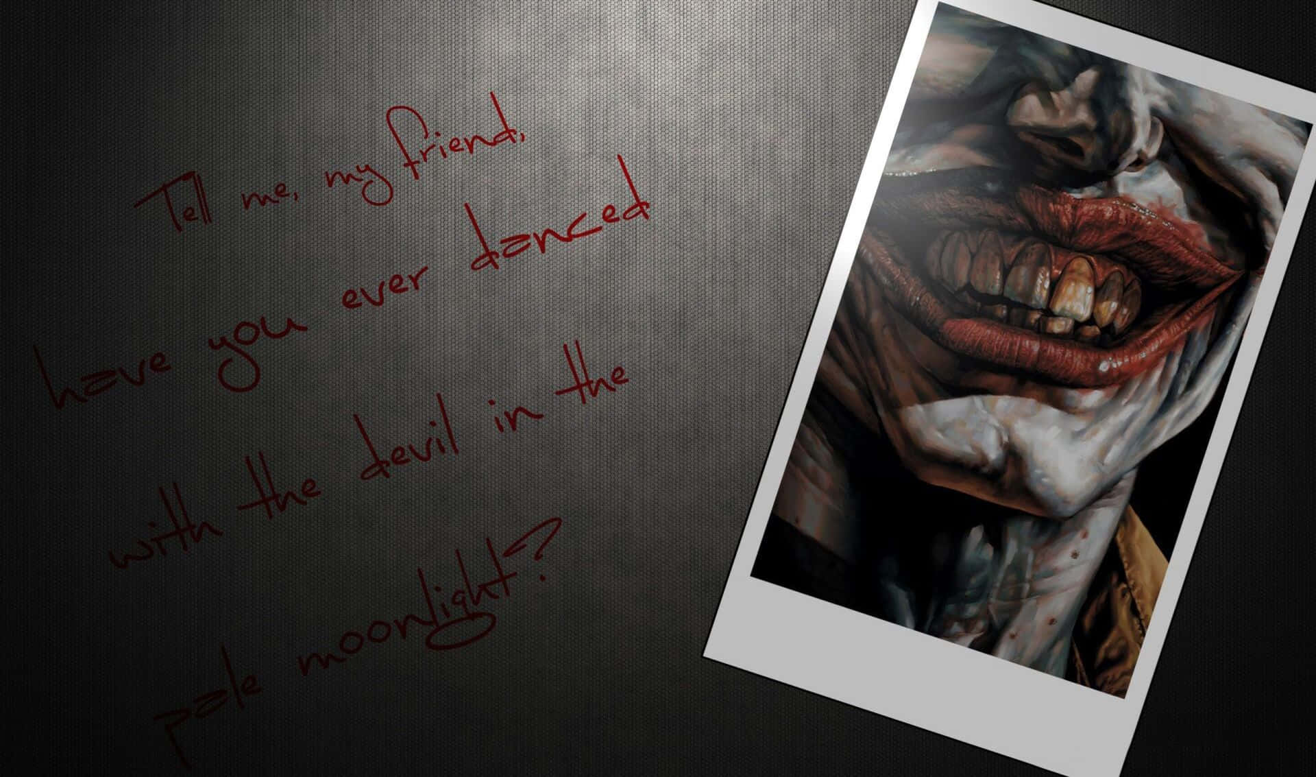 Joker Quotes 桌布 壁紙 — 一幅令人毛骨悚然的數位藝術肖像，描繪一個咧嘴笑、沾滿血跡的臉龐，放在拍立得相框內，旁邊是深色紋理牆上詭異的紅色手寫文字。