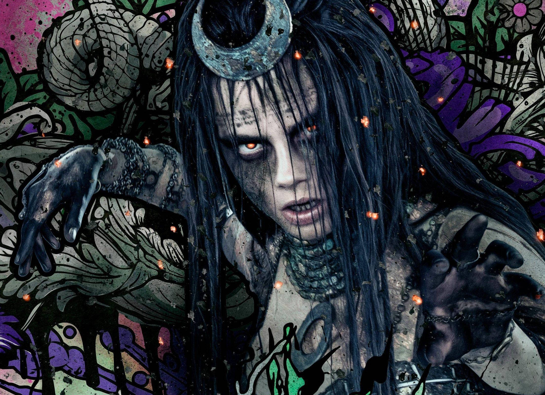 Enchantress 桌布 壁紙 — 一幅令人毛骨悚然的詳細插圖，描繪了一個深色頭髮的人物，擁有發光的橙色眼睛和新月形頭飾，周圍環繞著超現實、色彩繽紛的有機圖案。