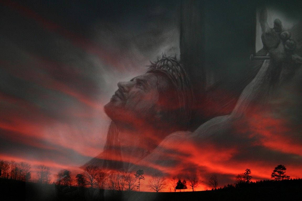 god laptop 桌布 壁紙 — 一幅令人難忘的數位藝術描繪，一個戴著王冠的人物在十字架上，背景是火紅和黑暗的天空，下方是剪影森林。