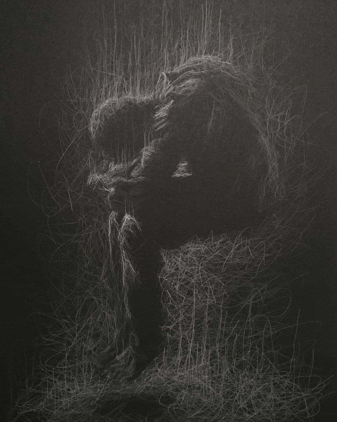 Depression 桌布 壁紙 — 一幅令人難忘的木炭素描，描繪兩個人物在纏結的草叢中擁抱，背景陰暗。