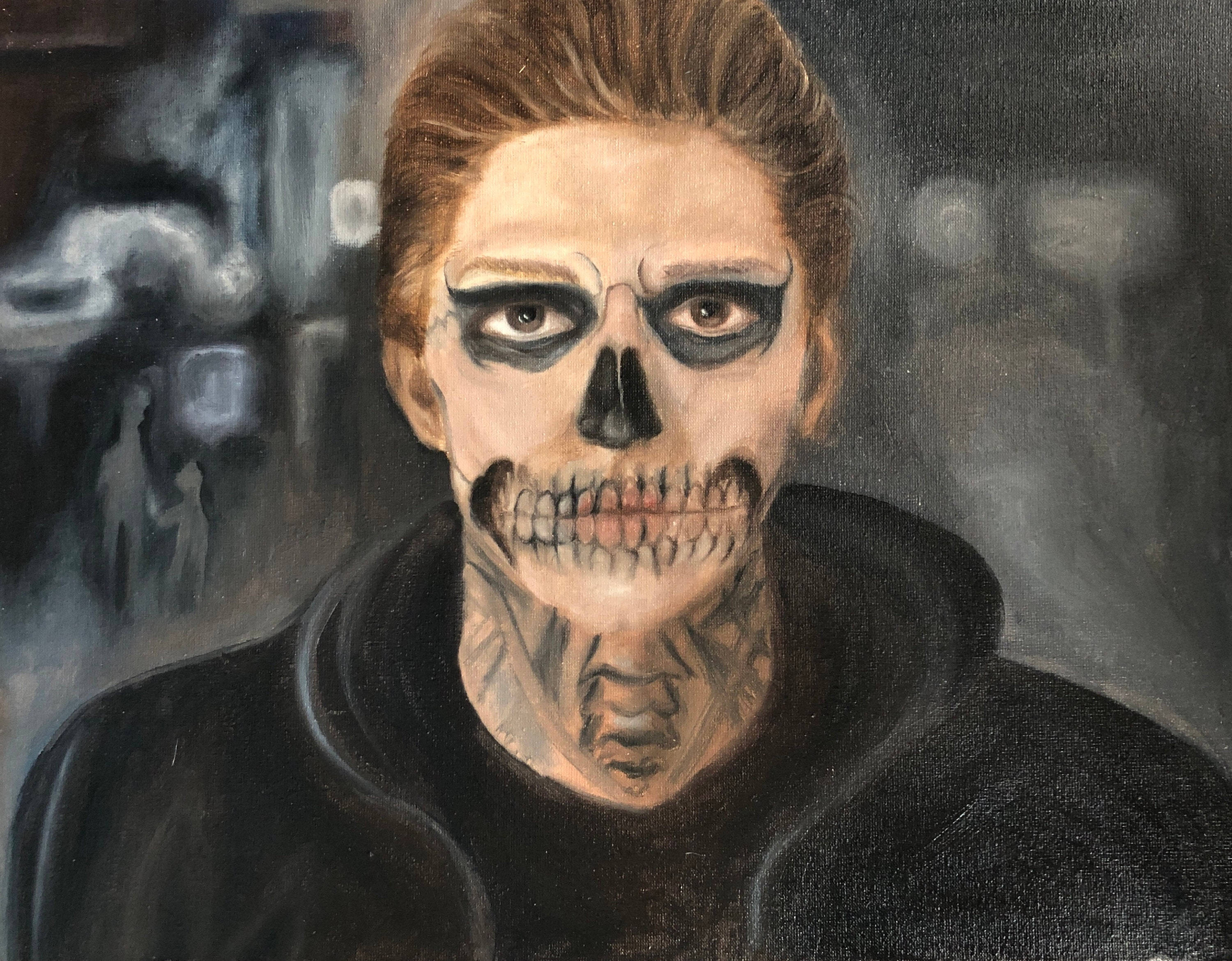 Tate Langdon 桌布 壁紙 — 一幅令人難忘的油畫，描繪一名男子在昏暗、氣氛燈光下，帶有骷髏化妝和刺青。