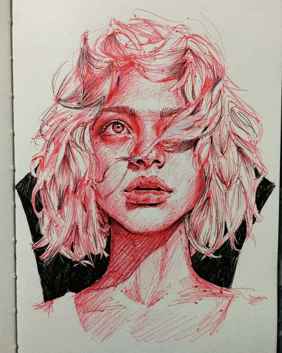 artistic 桌布 壁紙 — 一幅令人難忘的紅色墨水肖像，描繪一位頭髮狂野、一隻眼睛被飄逸髮絲遮蓋的女性，以富有表現力的素描風格呈現。