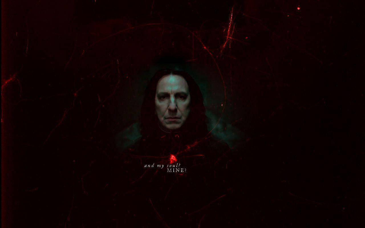 snape 桌布 壁紙 — 一幅令人難忘的賽佛勒斯·石內卜肖像，散發著詭異的青綠色光芒，背景為暗紅色裂紋，帶有浮動文字。