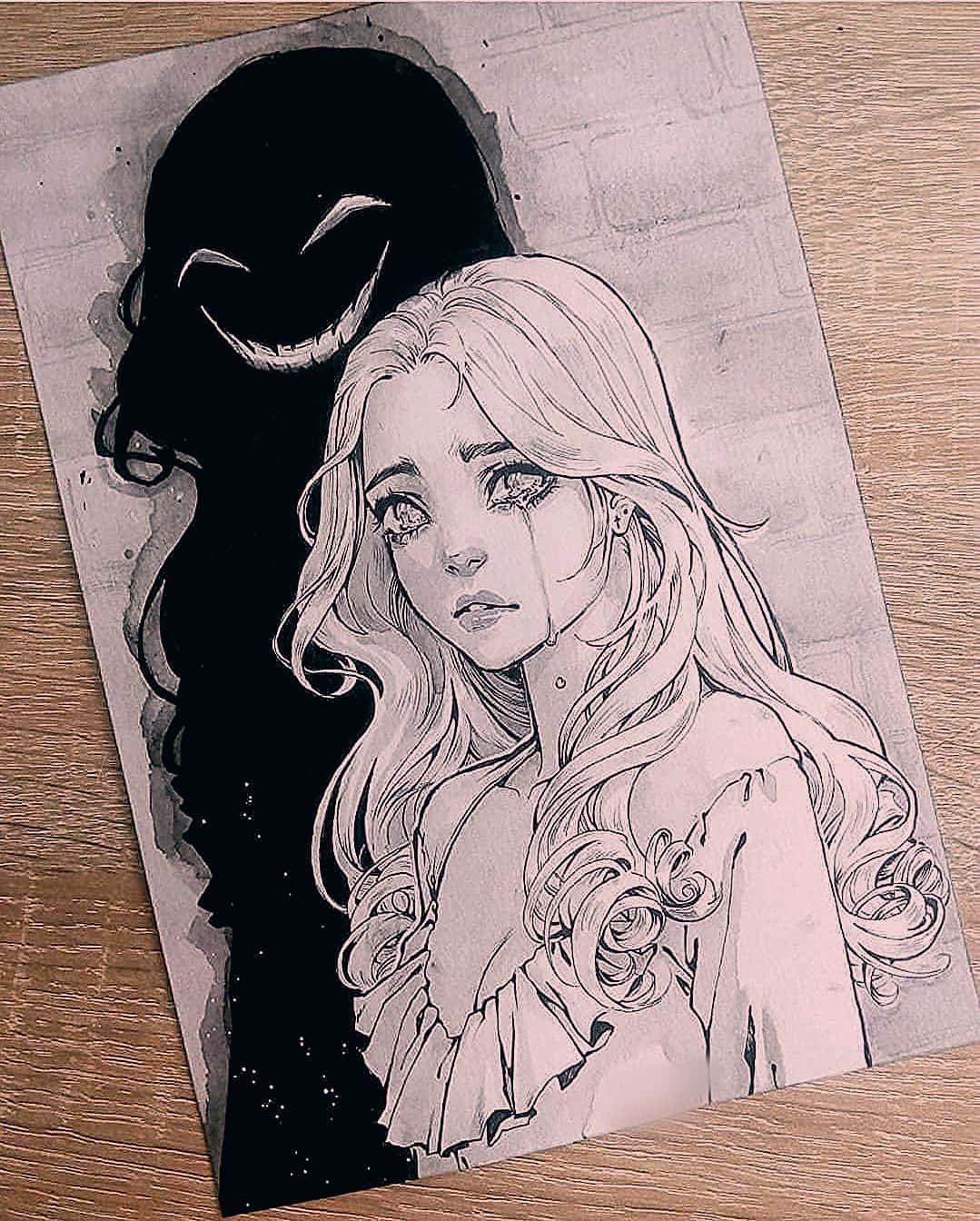 Aesthetic Drawings 桌布 壁紙 — 一幅令人難忘的黑白插圖，描繪一個哭泣的女孩，身後磚牆上有一個陰險微笑的影子籠罩著她。