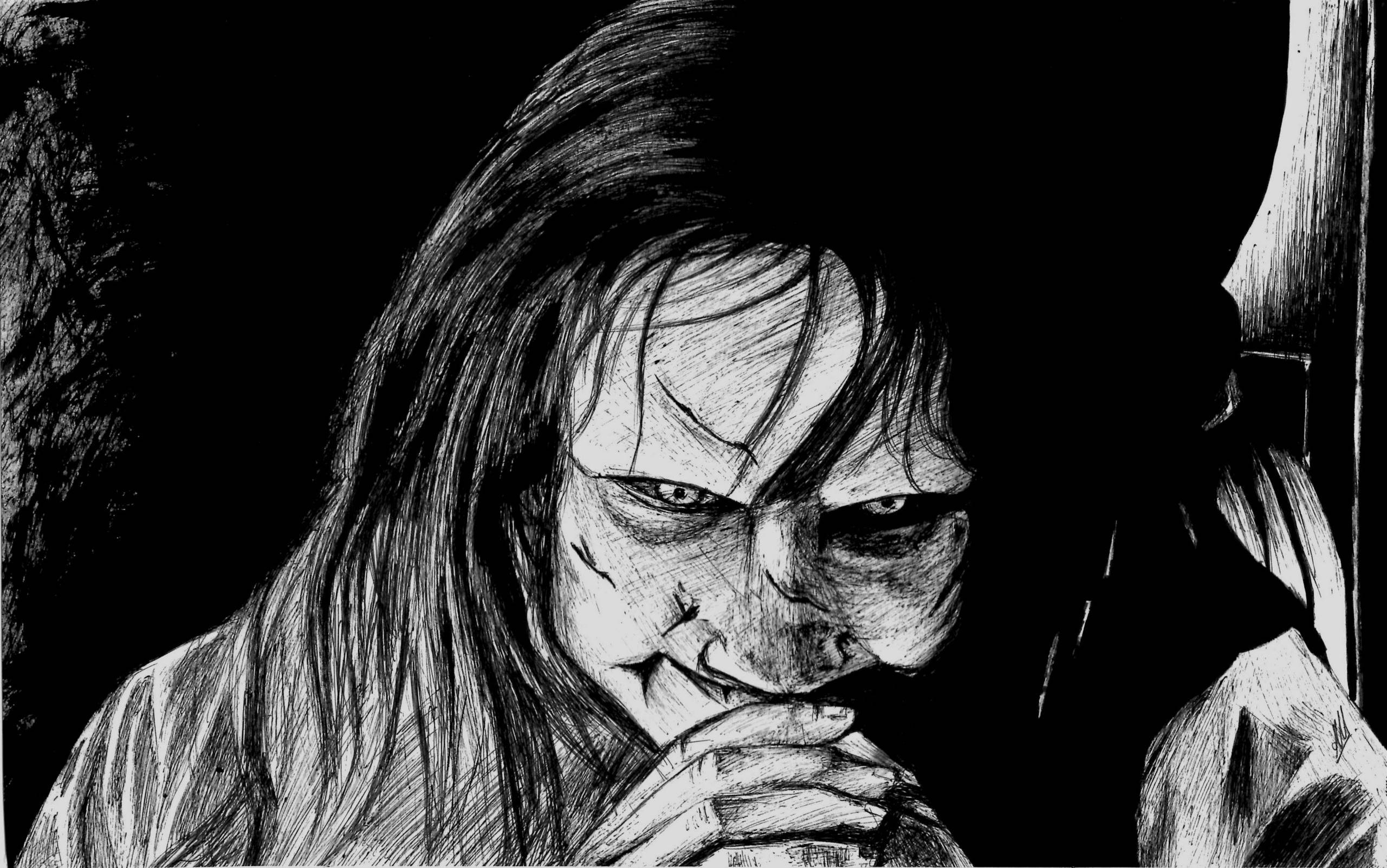 恐怖 桌布 壁紙 — 一幅令人難忘的黑白素描，描繪一個面色蒼白、頭髮凌亂、帶著邪惡笑容的人物，在陰影黑暗中緊抓著自己的嘴巴。