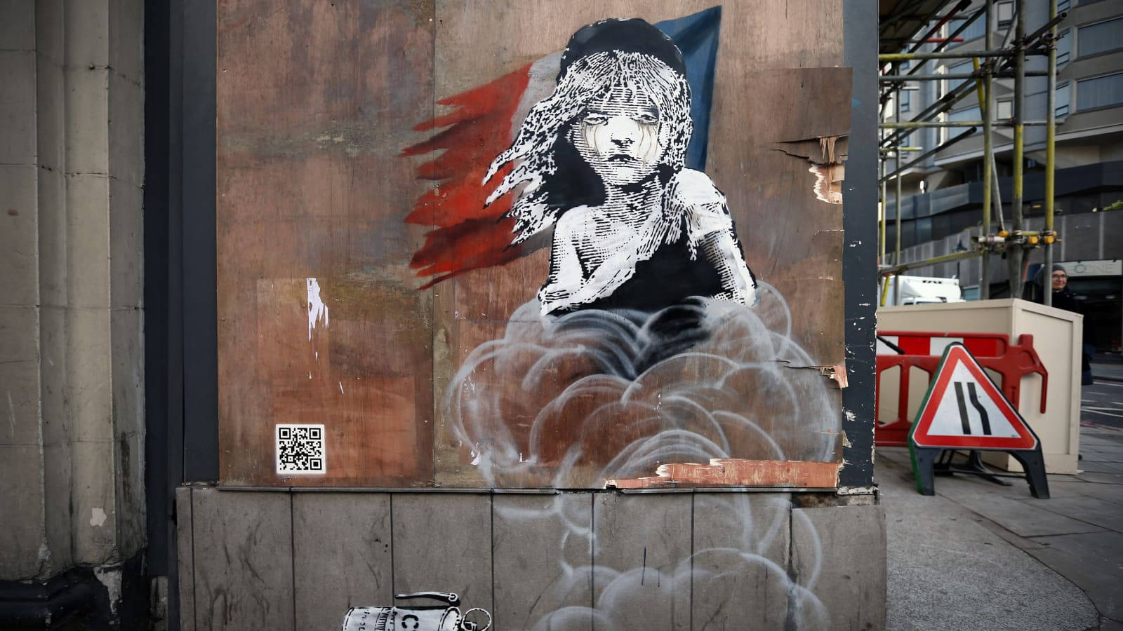 Urban 桌布 壁紙 — 一幅令人難忘的黑白街頭壁畫，描繪一個頭髮飄逸、煙霧繚繞的女孩，背景是帶有法國國旗顏色的風化木牆。