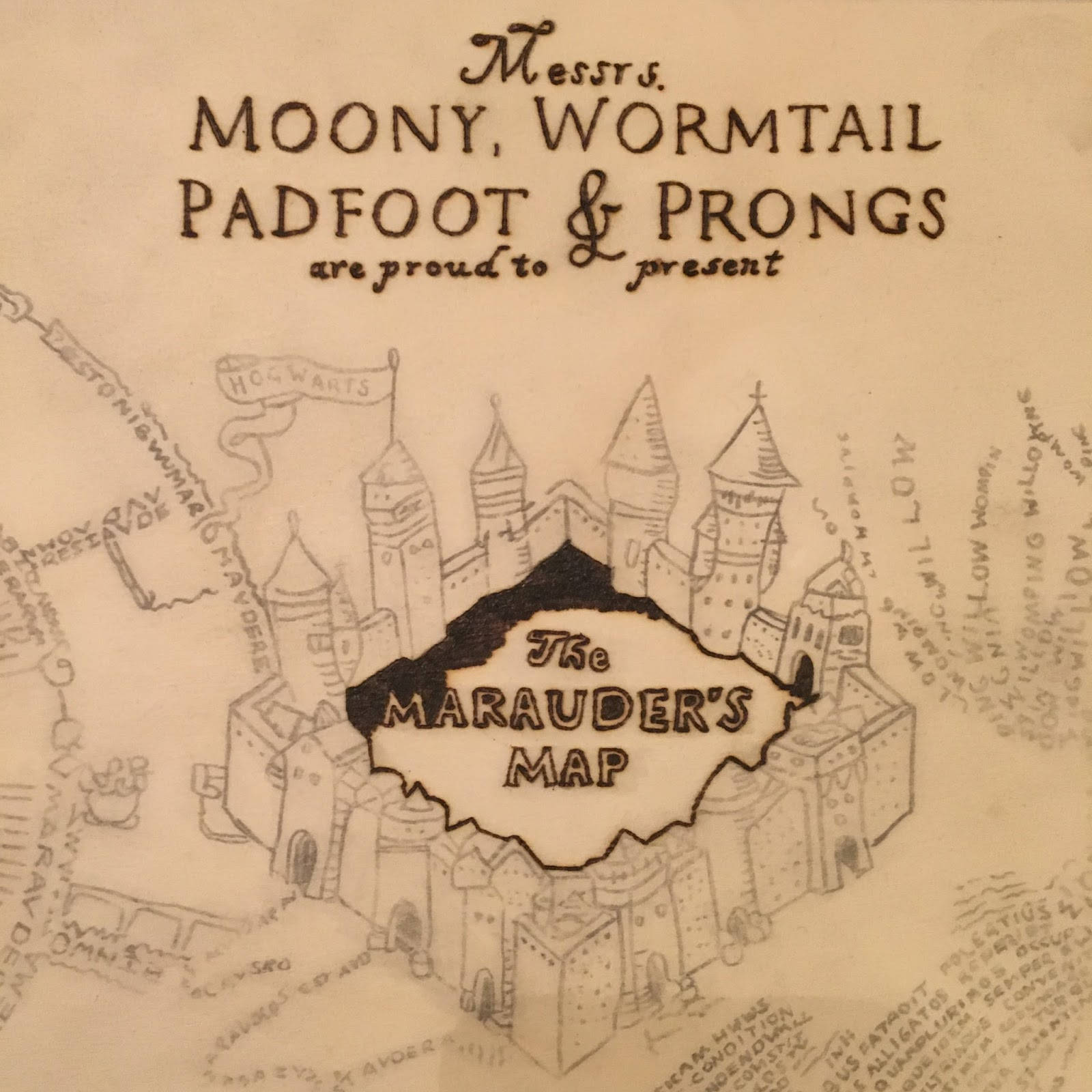 Map 桌布 壁紙 — 一幅以劫盜地圖為中心的復古羊皮紙風格霍格華茲城堡插圖，上方有手寫文字。