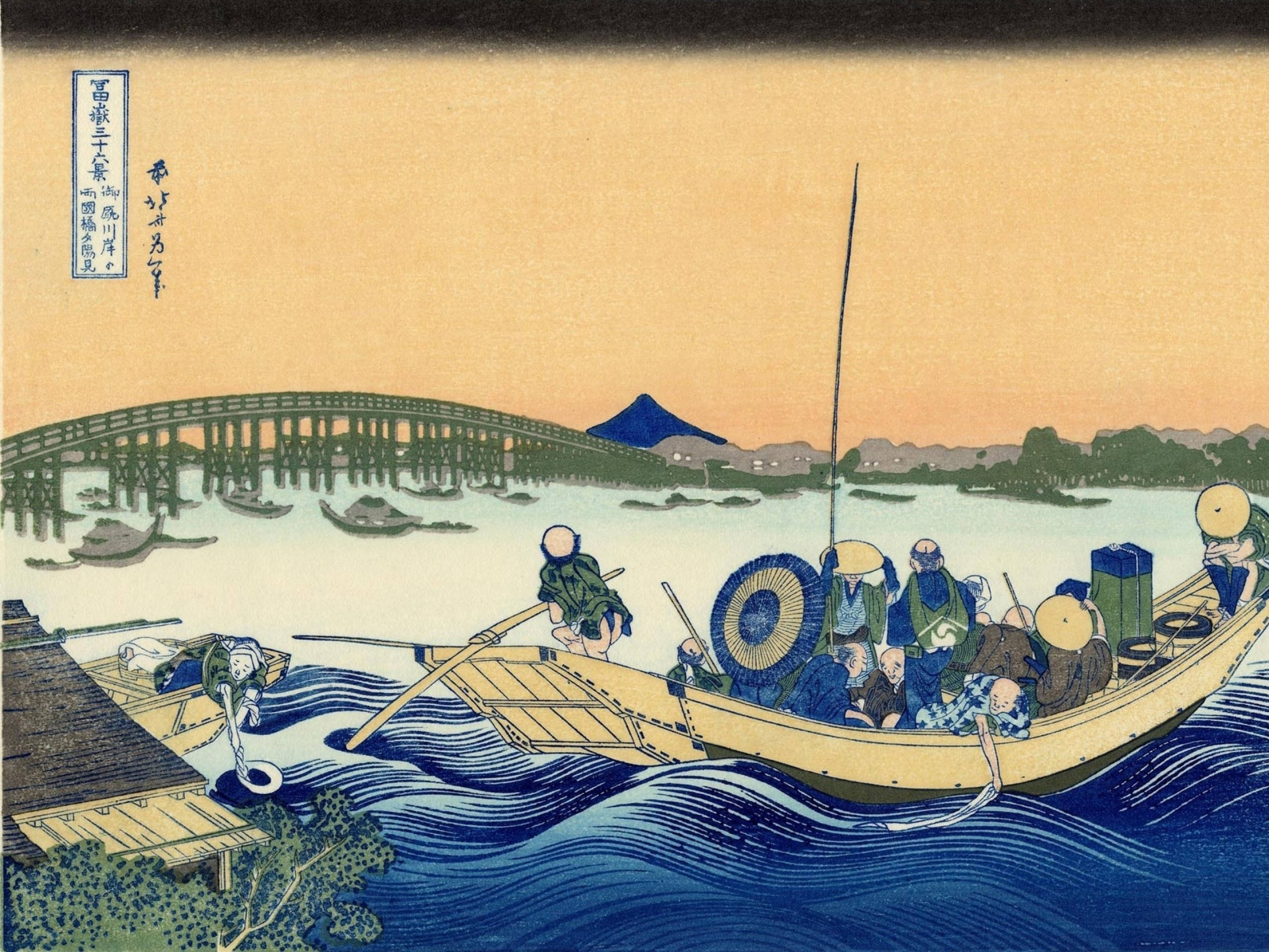 日式藝術 桌布 壁紙 — 一幅傳統日本木版畫描繪一艘載有乘客的船隻在長拱橋下波濤洶湧的水域中航行，遠處可見富士山。