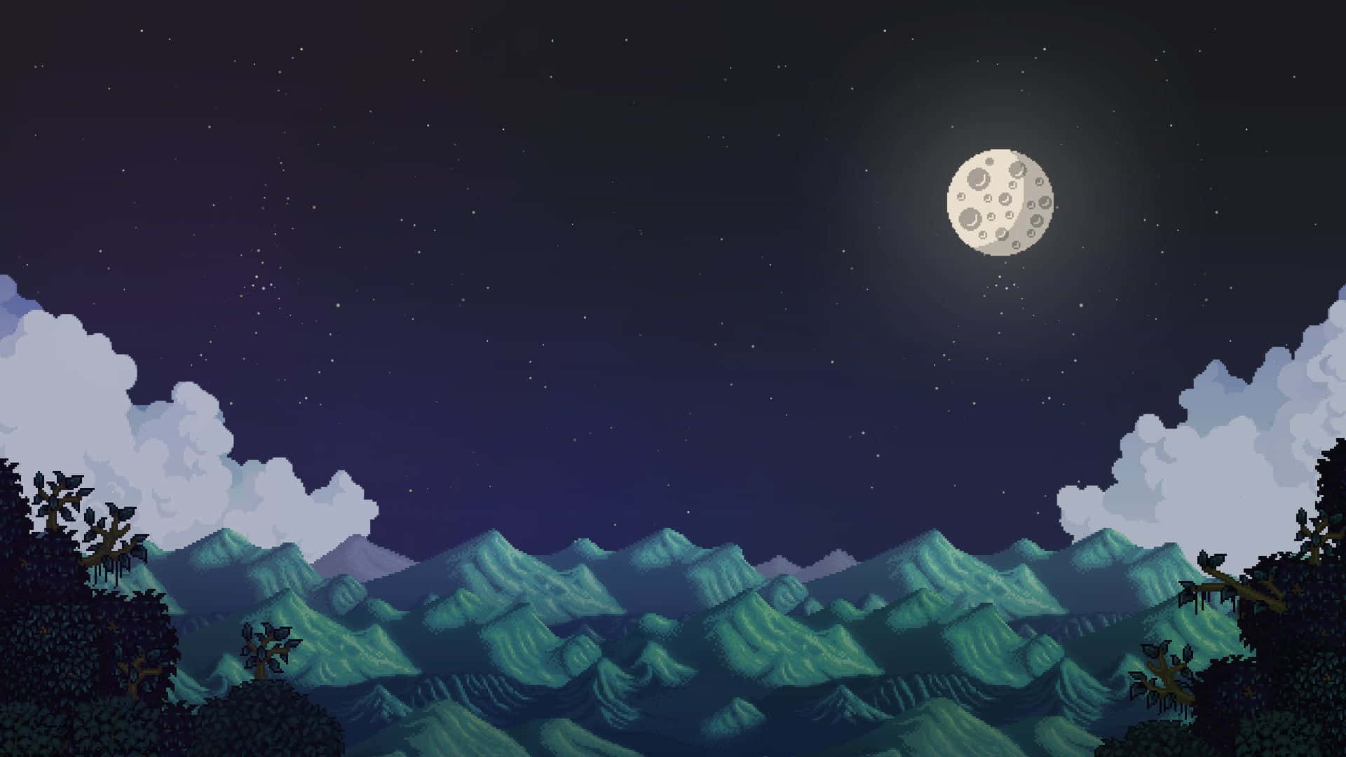 星露谷物語 桌布 壁紙 — 一幅像素藝術夜景，滿月在雲朵和暗樹環繞的青綠色山脈上閃耀。