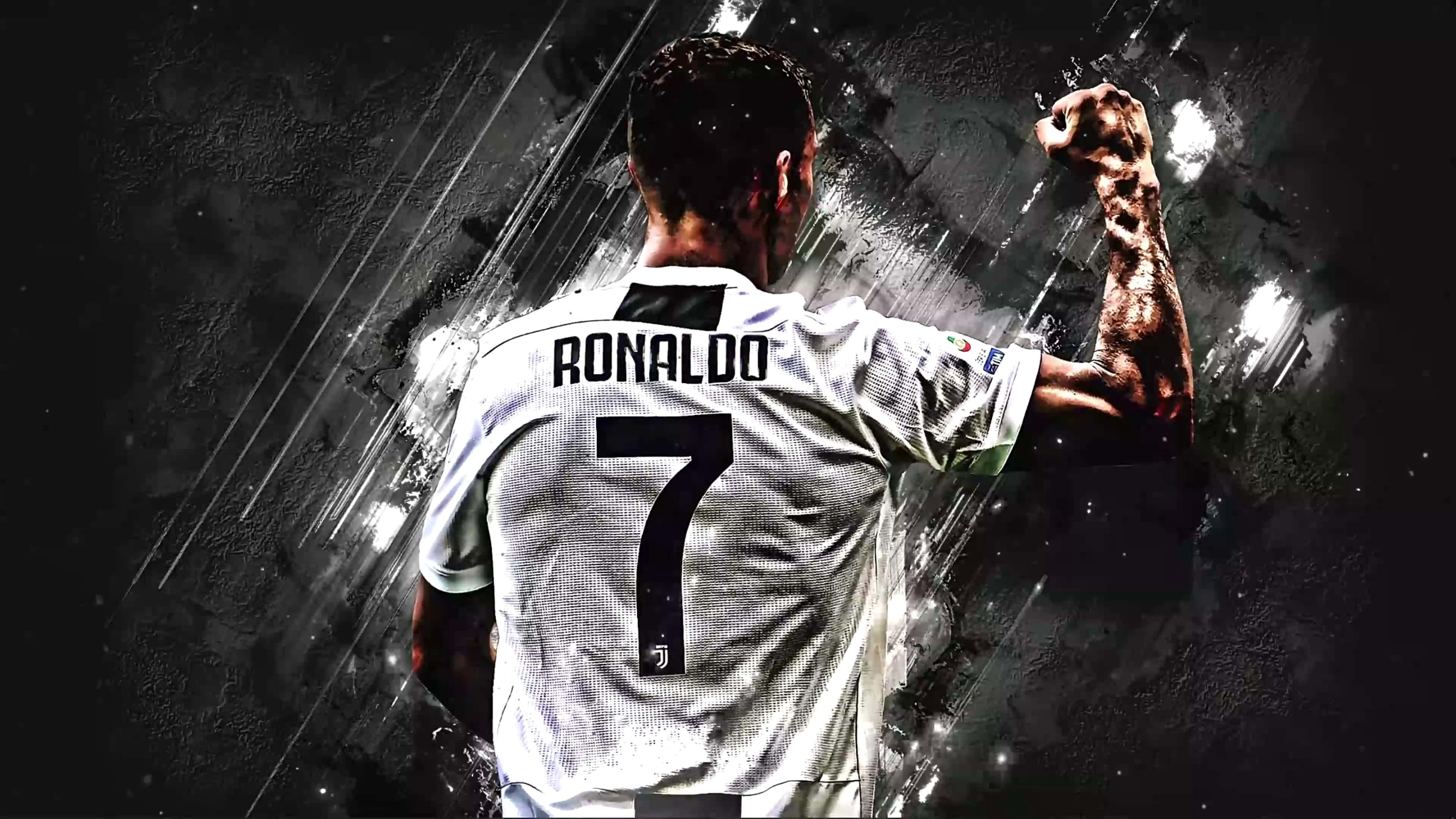 Messi And Ronaldo 4K 桌布 壁紙 — 一幅充滿動感的數位藝術肖像，C羅身穿尤文圖斯球衣，在粗糙的深色背景上舉起拳頭，帶有光線條紋。