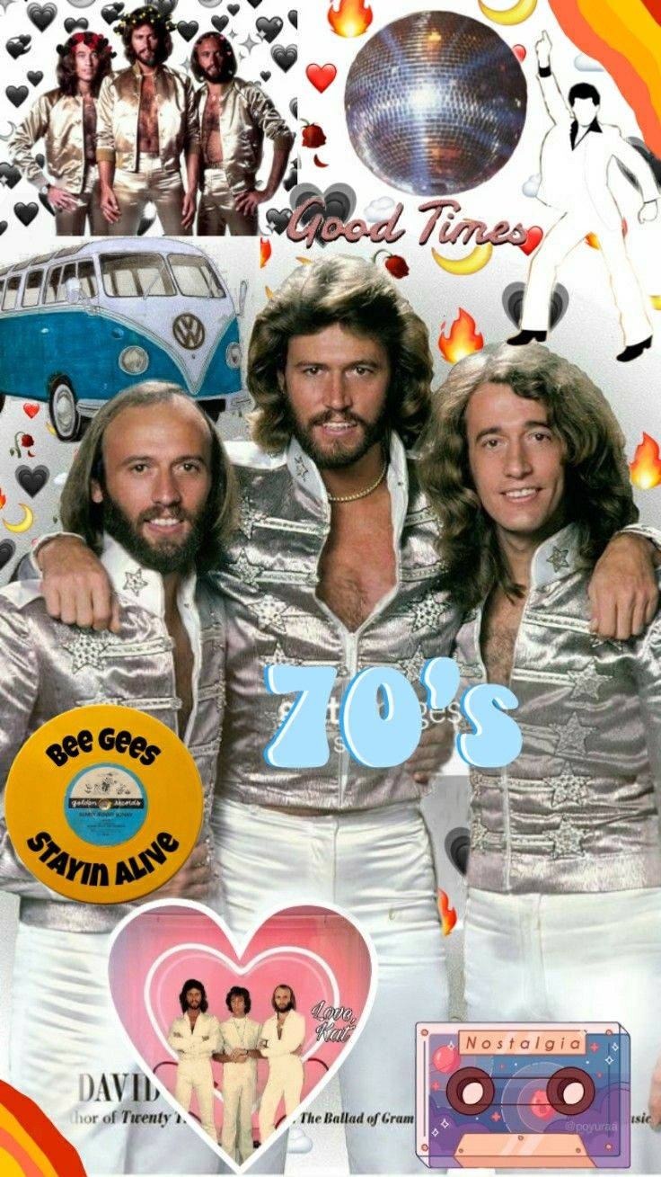 好萊塢 桌布 壁紙 — 一幅充滿活力的70年代拼貼畫， featuring Bee Gees 穿著銀色服裝、迪斯科球、VW 巴士、卡式錄音帶和心形圖案。