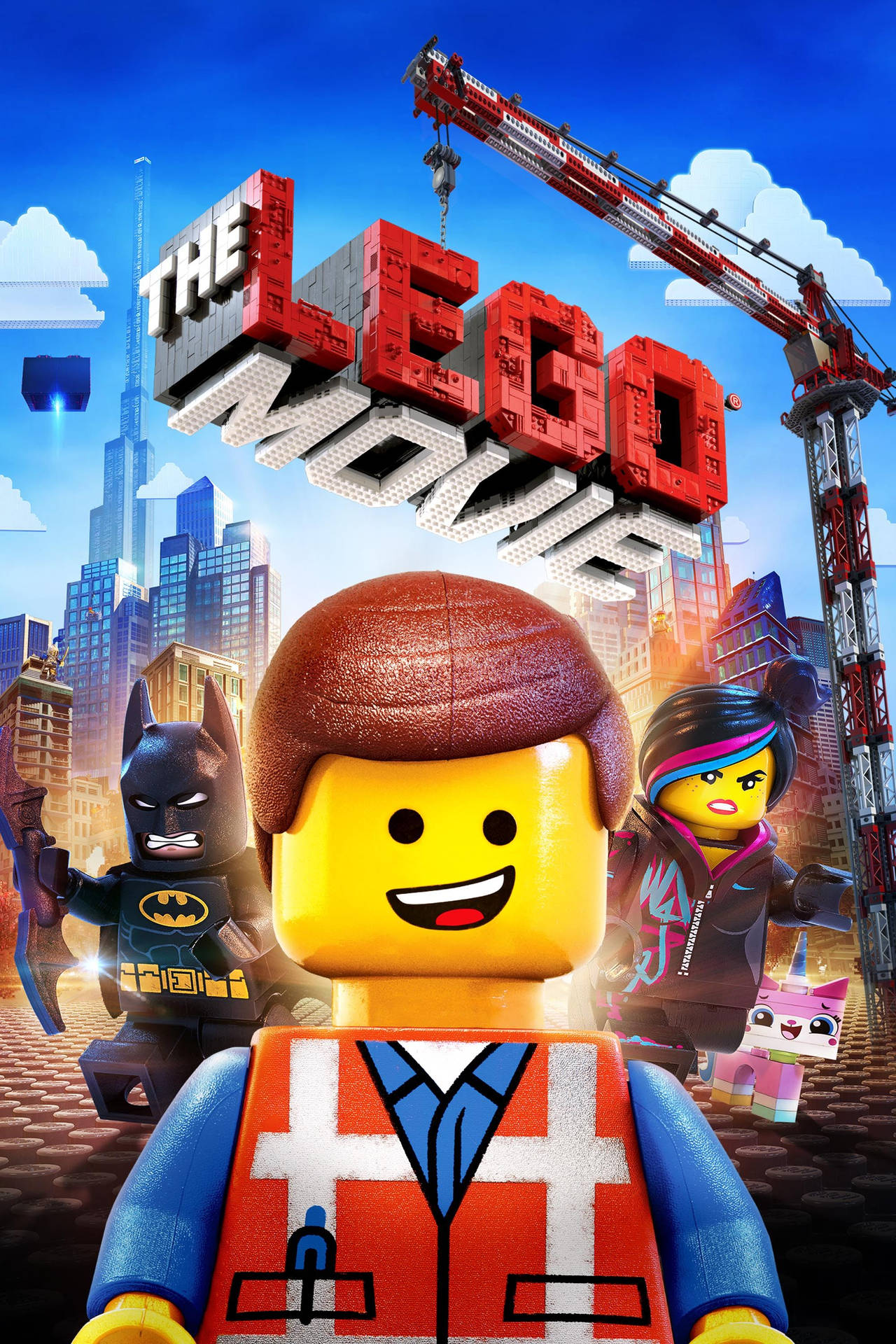 Lego 桌布 壁紙 — 一幅充滿活力的LEGO電影海報，描繪Emmet、Batman和Wyldstyle在繁忙的磚塊城市中，背景是明亮的藍天。