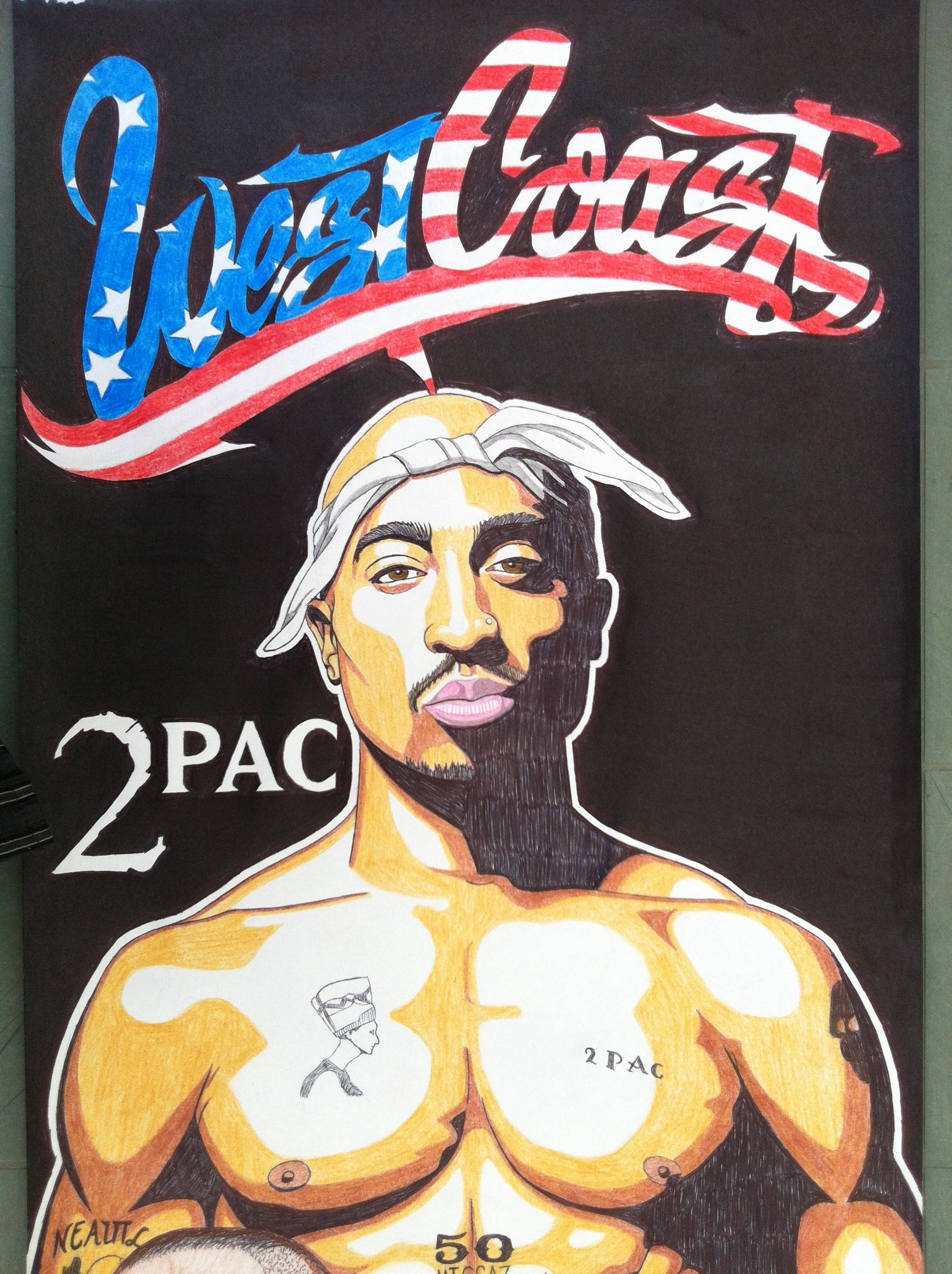 Snoop Dogg 桌布 壁紙 — 一幅充滿活力的Tupac Shakur插圖，上方帶有愛國字體的「West Coast」，背景為黑色。