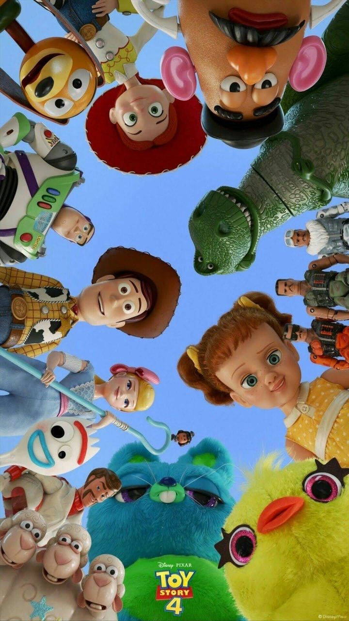Toy Story 4 桌布 壁紙 — 一幅充滿活力的俯拍鏡頭，玩具總動員4角色在清澈藍天下形成一個圓圈。