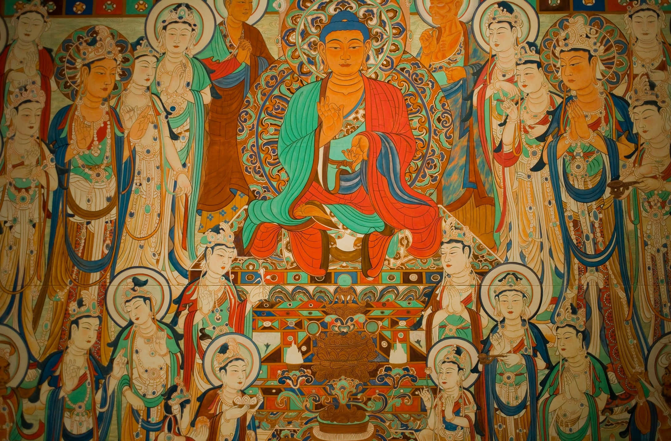 Religious Art 桌布 壁紙 — 一幅充滿活力的傳統佛教壁畫描繪了中央的佛陀，周圍有許多身著華麗服飾和光環的寧靜菩薩。