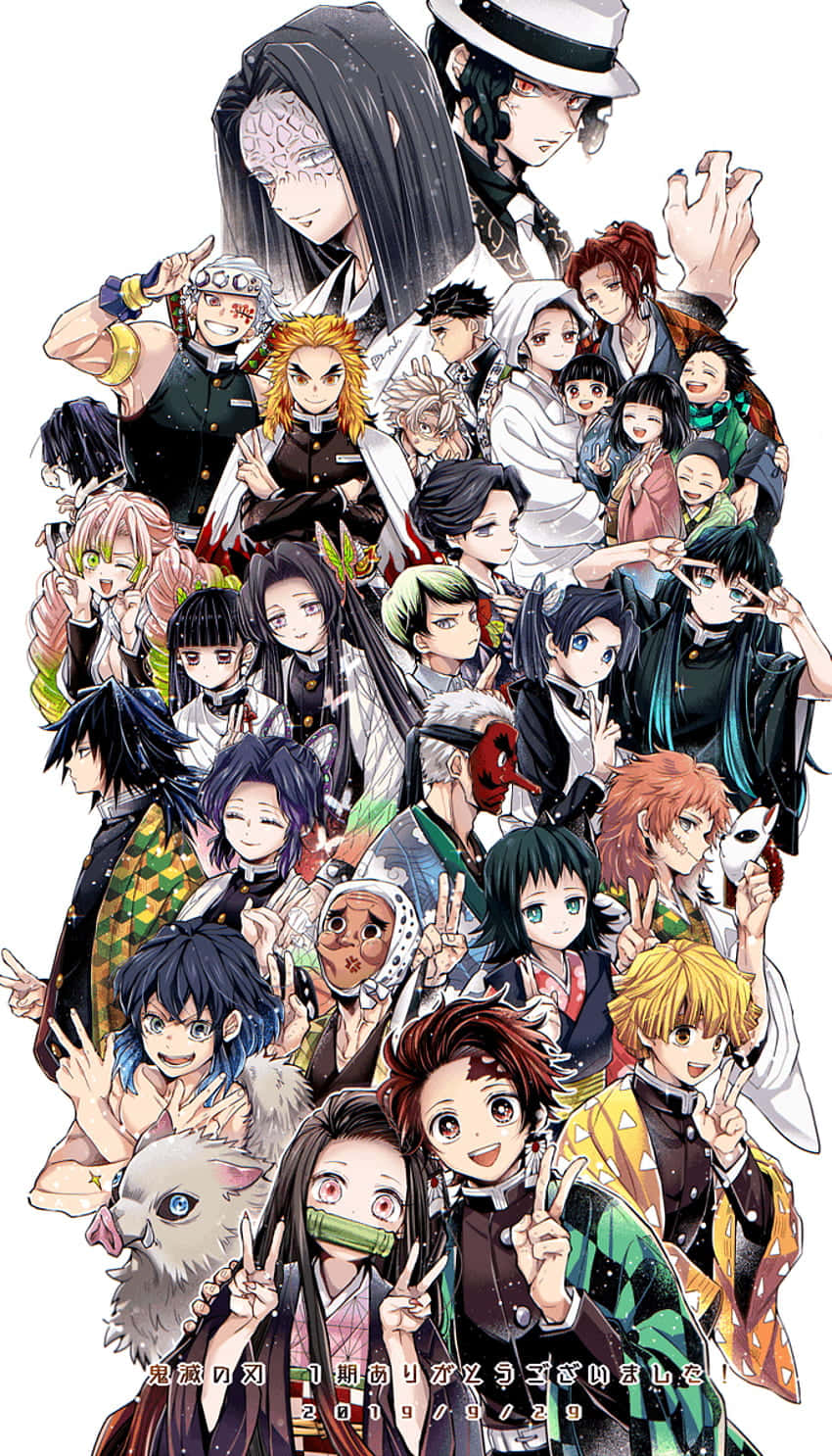 Demon Slayer Group 桌布 壁紙 — 一幅充滿活力的動漫拼貼畫，以白色背景為襯托，數十個《鬼滅之刃》角色愉快地擺出和平手勢。