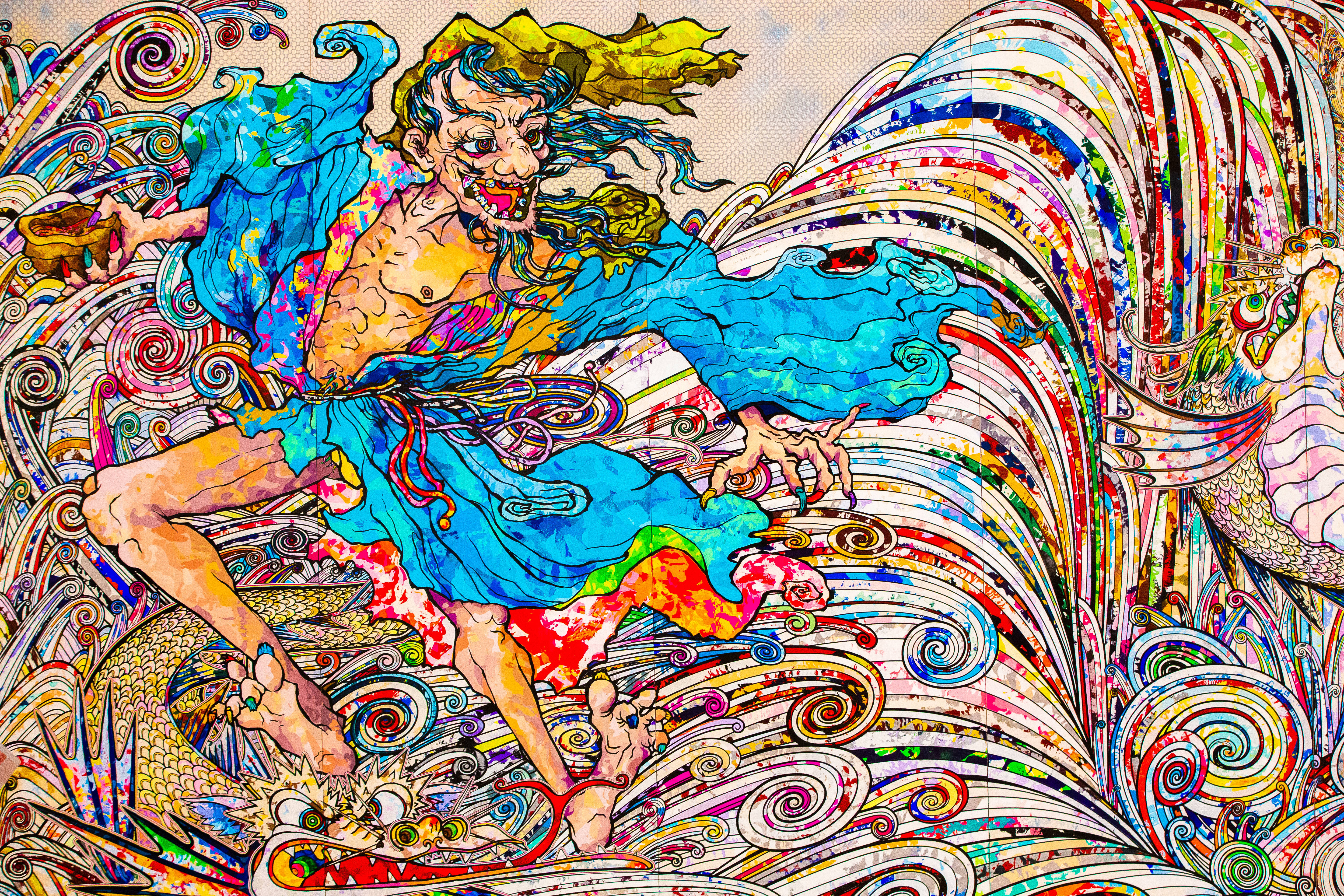 藝術 桌布 壁紙 — 一幅充滿活力的動漫風格插圖，描繪了一個身穿藍色長袍、頭髮狂野、牙齒鋒利的兇猛惡魔，周圍環繞著旋轉的彩色圖案和一條龍。