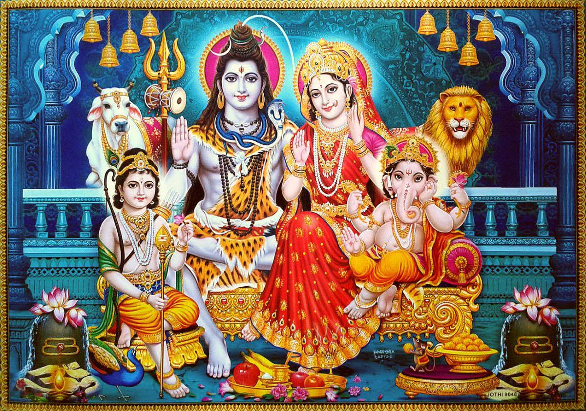 Lord Shiva Family 桌布 壁紙 — 一幅充滿活力的印度教神祇全家福，描繪了濕婆、帕爾瓦蒂、象頭神和卡爾提凱亞身著華麗金色服飾，背景為深藍色寺廟。