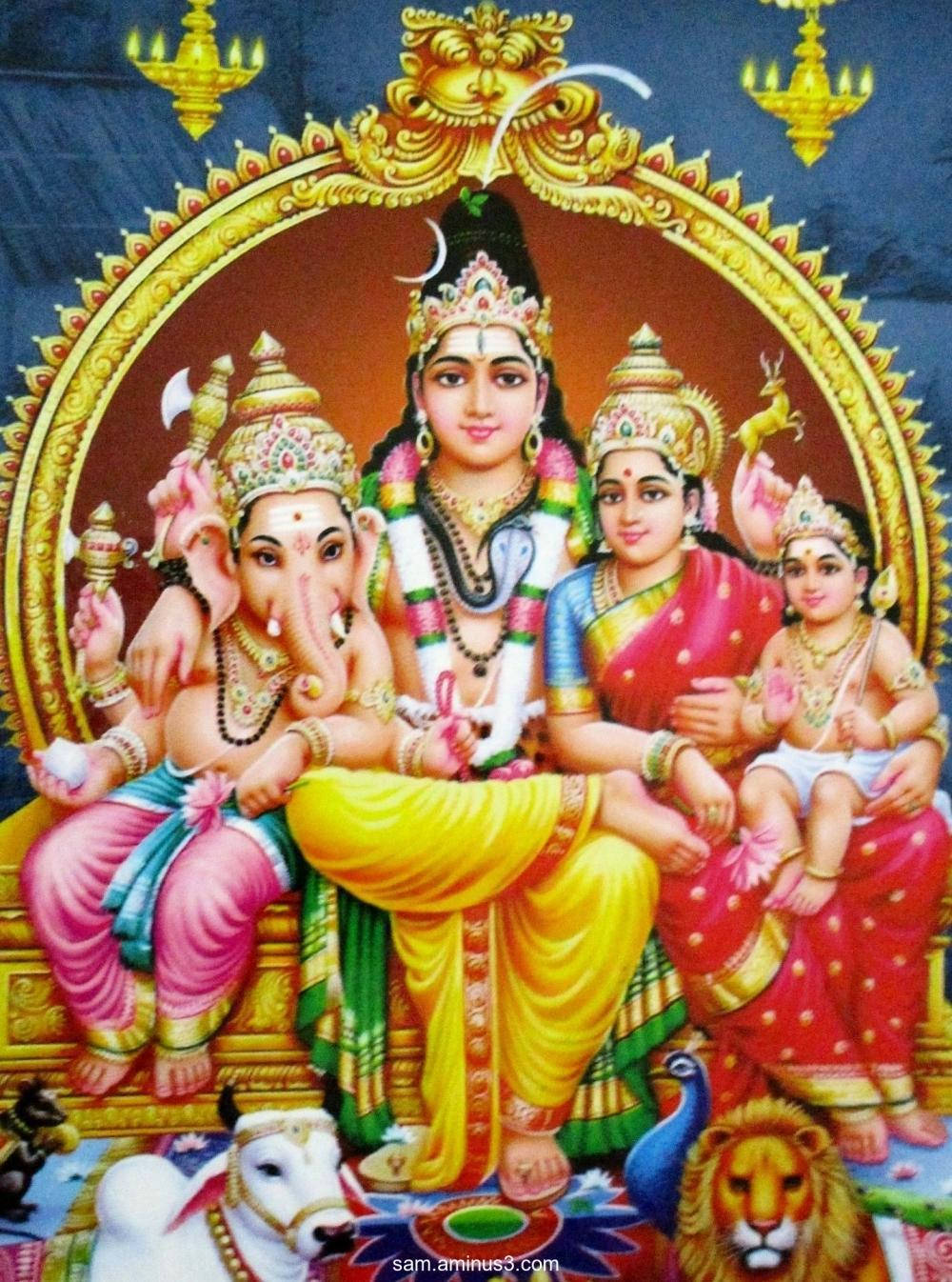 Lord Shiva Family 桌布 壁紙 — 一幅充滿活力的印度教神祇全家福，描繪象頭神、辯才天女、吉祥天女和孩童形象，身著色彩繽紛的傳統服飾，立於金色拱門之下。
