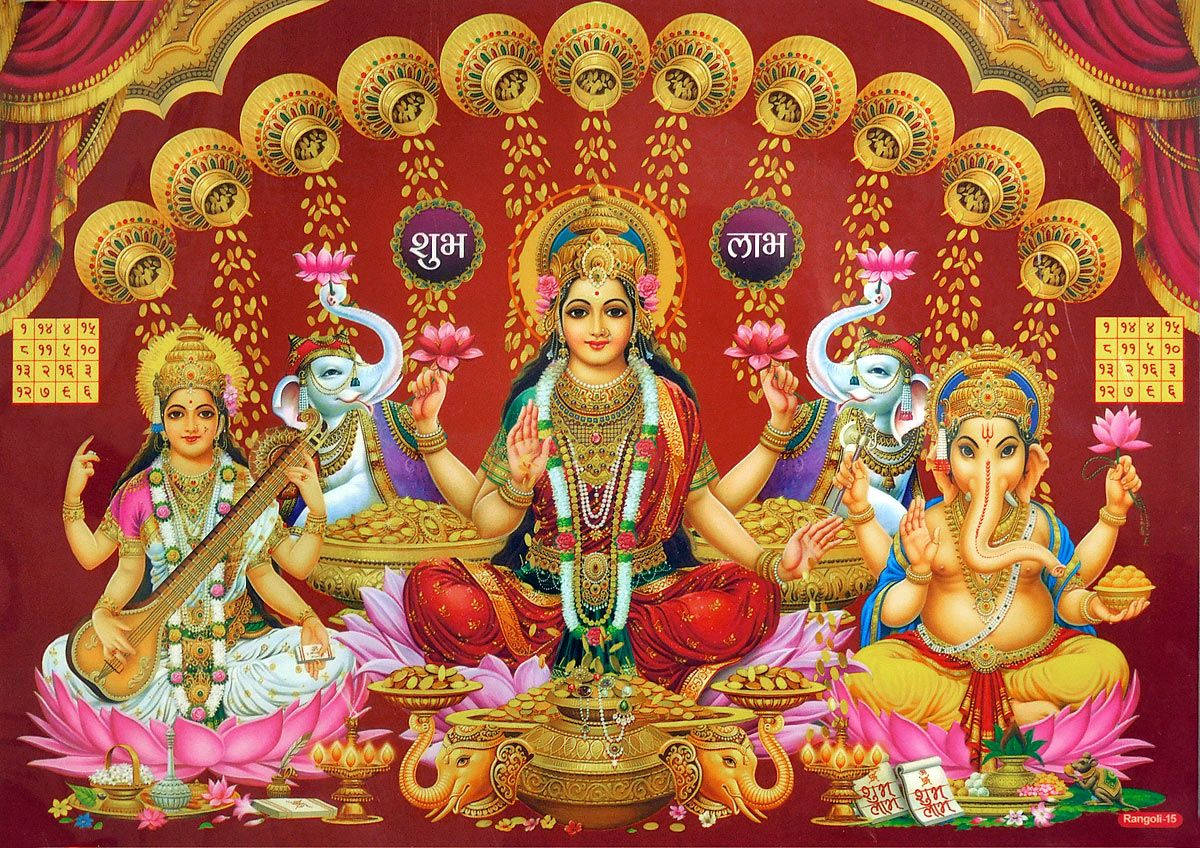 Hindu God 桌布 壁紙 — 一幅充滿活力的印度教神靈畫作，拉克什米居中而坐，兩側是薩拉斯瓦蒂和象頭神，背景是紅色窗簾，飾有金色圖案和蓮花。