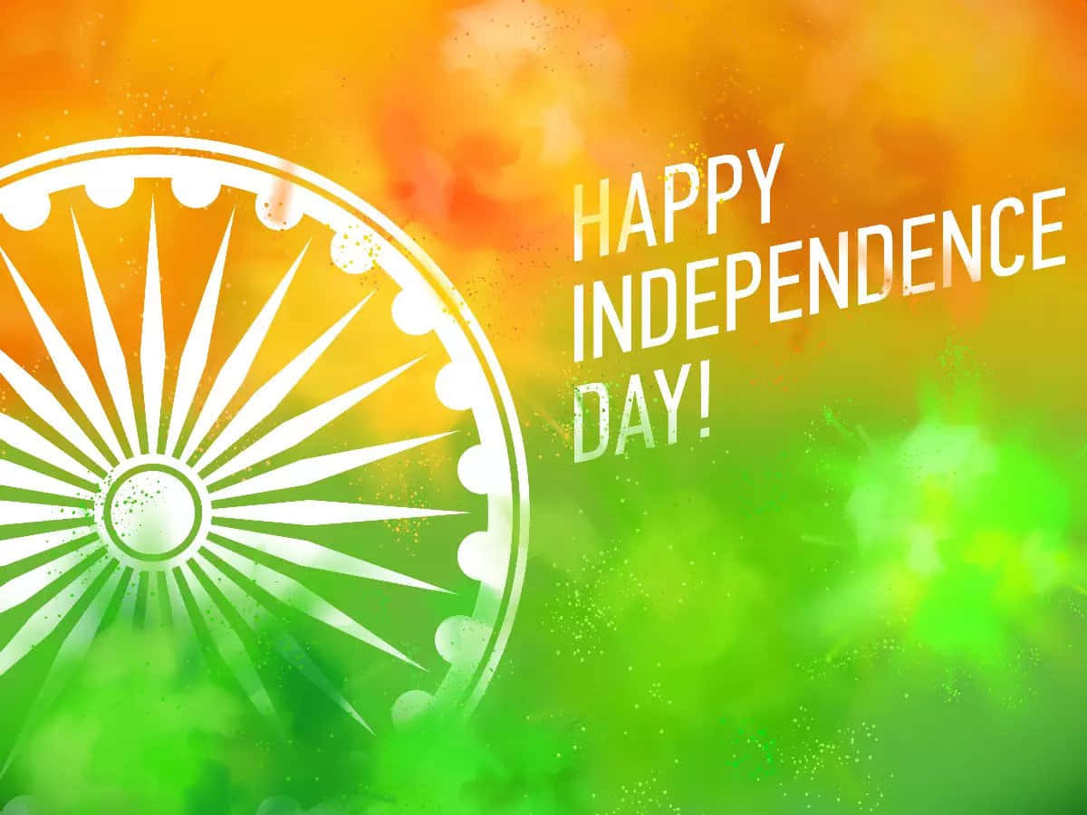 India Independence Day 桌布 壁紙 — 一幅充滿活力的印度阿育王法輪數位插圖，背景為漸層色，並帶有慶祝獨立日的文字。