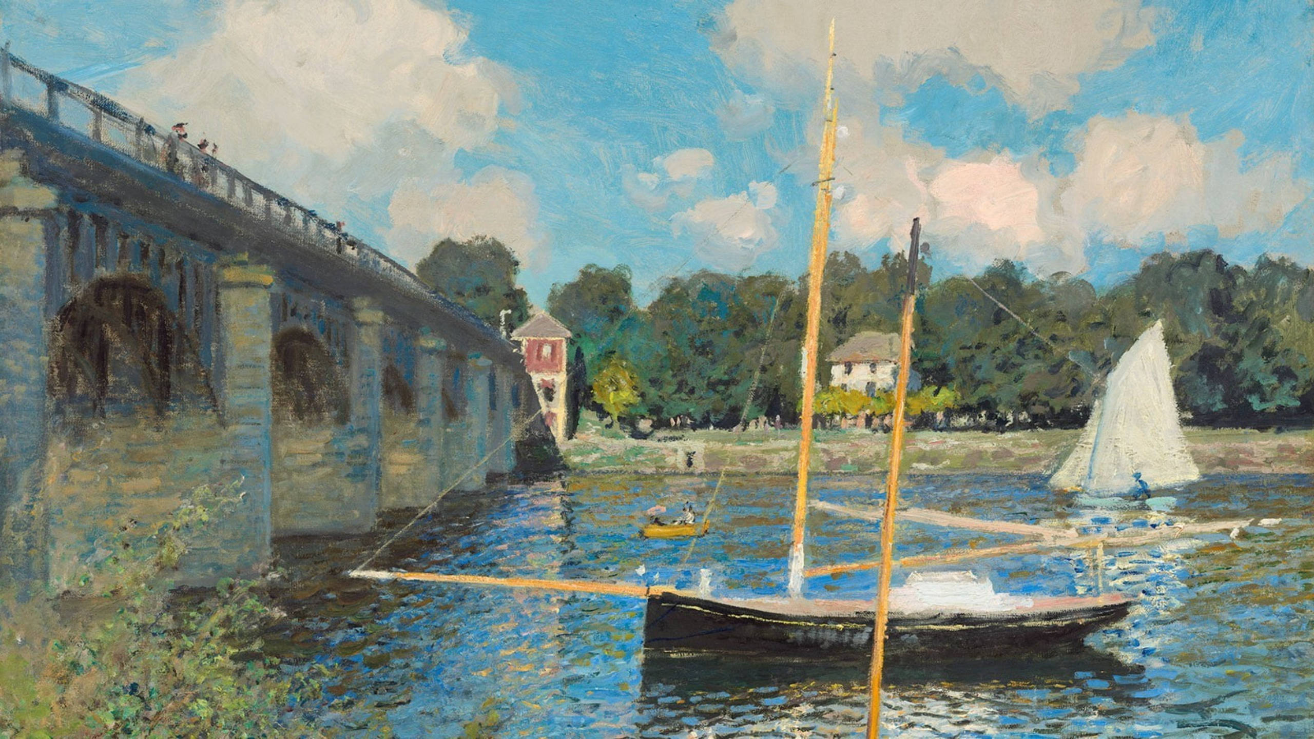 Monet 桌布 壁紙 — 一幅充滿活力的印象派畫作，描繪一座石橋拱跨河流，河上有帆船和划艇，天空湛藍，白雲朵朵。