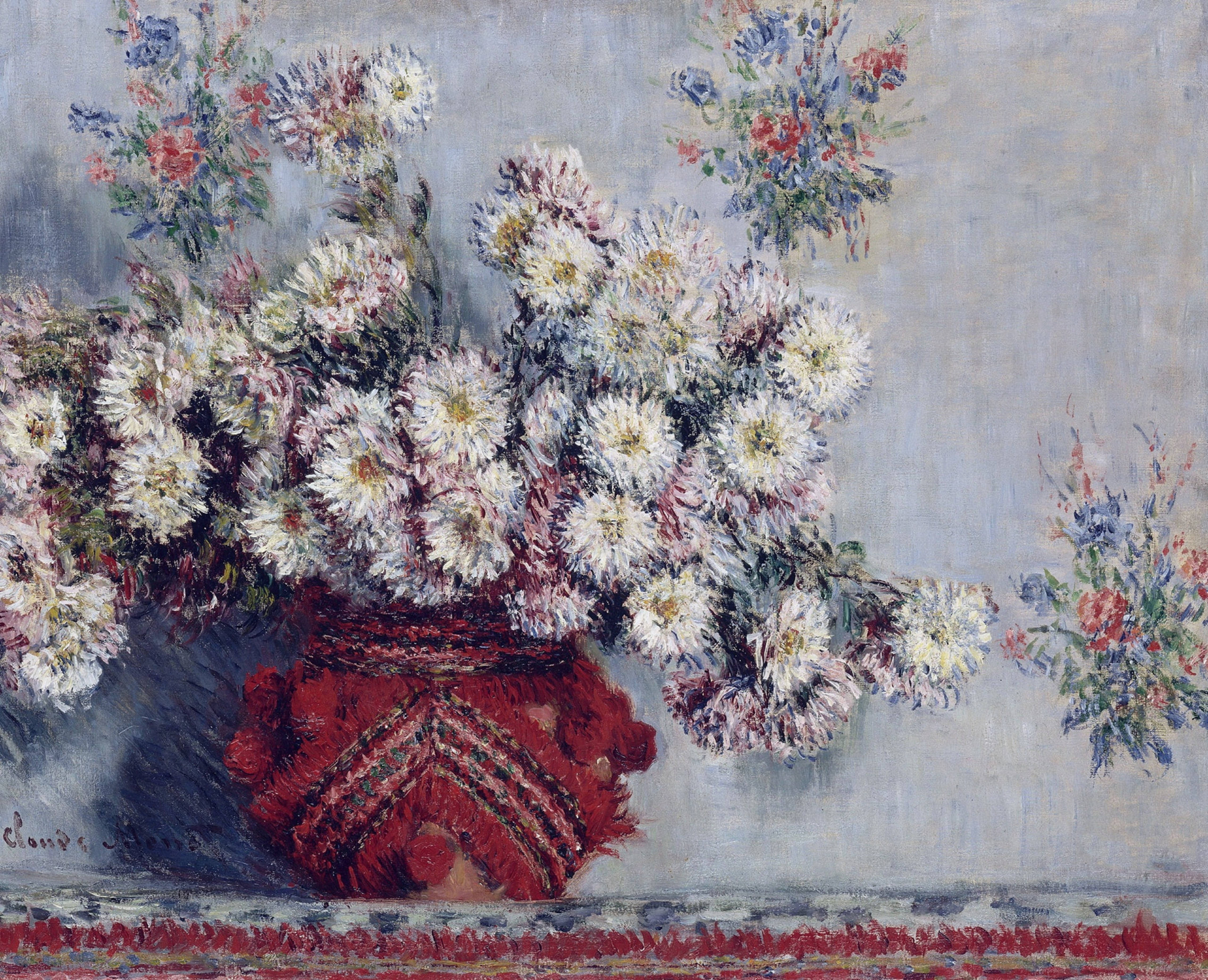 Chrysanthemum 桌布 壁紙 — 一幅充滿活力的印象派畫作，描繪一個紅色圖案花瓶，插滿白色菊花和散落的花枝，背景是柔和的灰色。