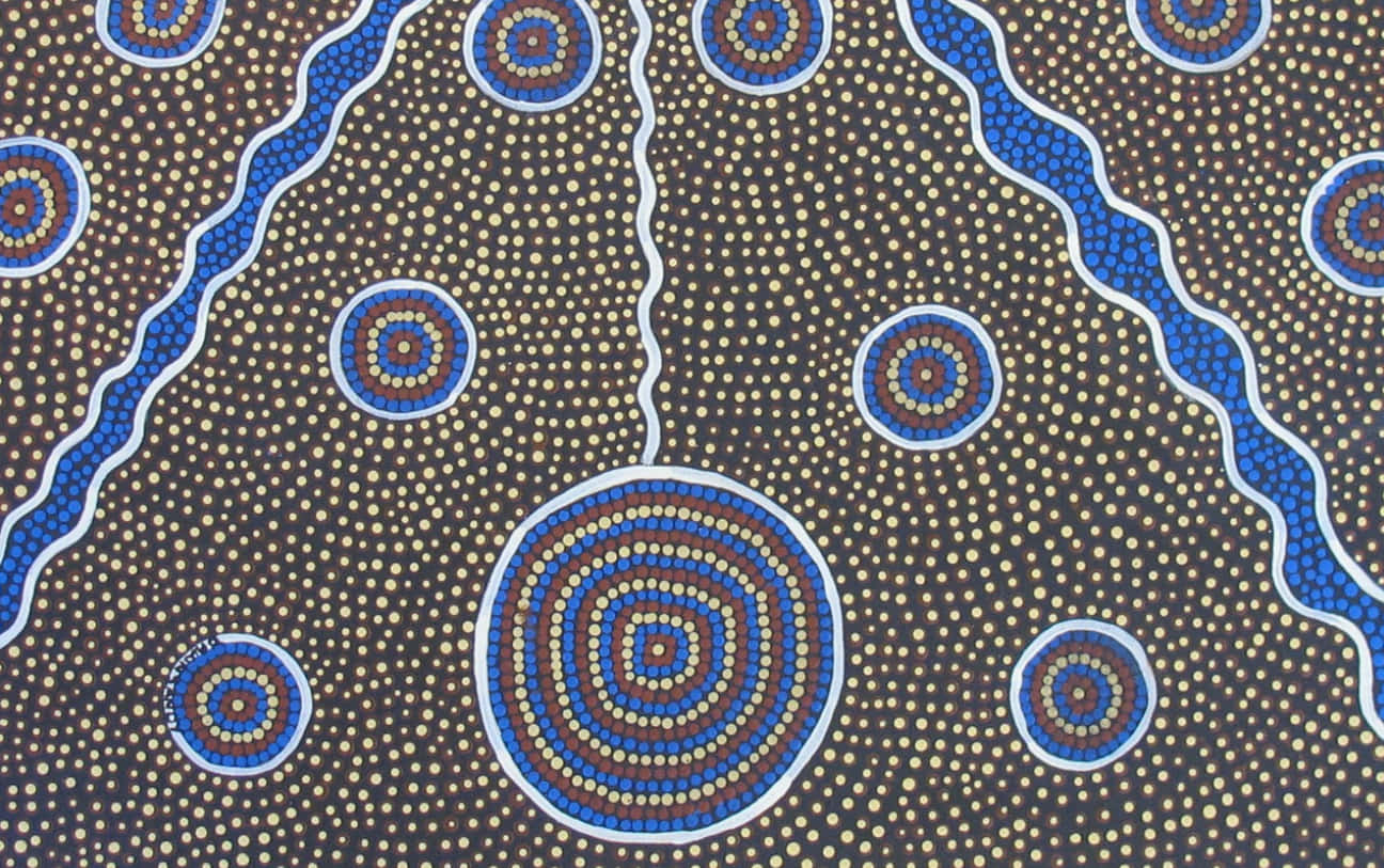 Aboriginal 桌布 壁紙 — 一幅充滿活力的原住民點畫，在深色背景上以藍色、棕色和奶油色繪有同心圓和波浪線。