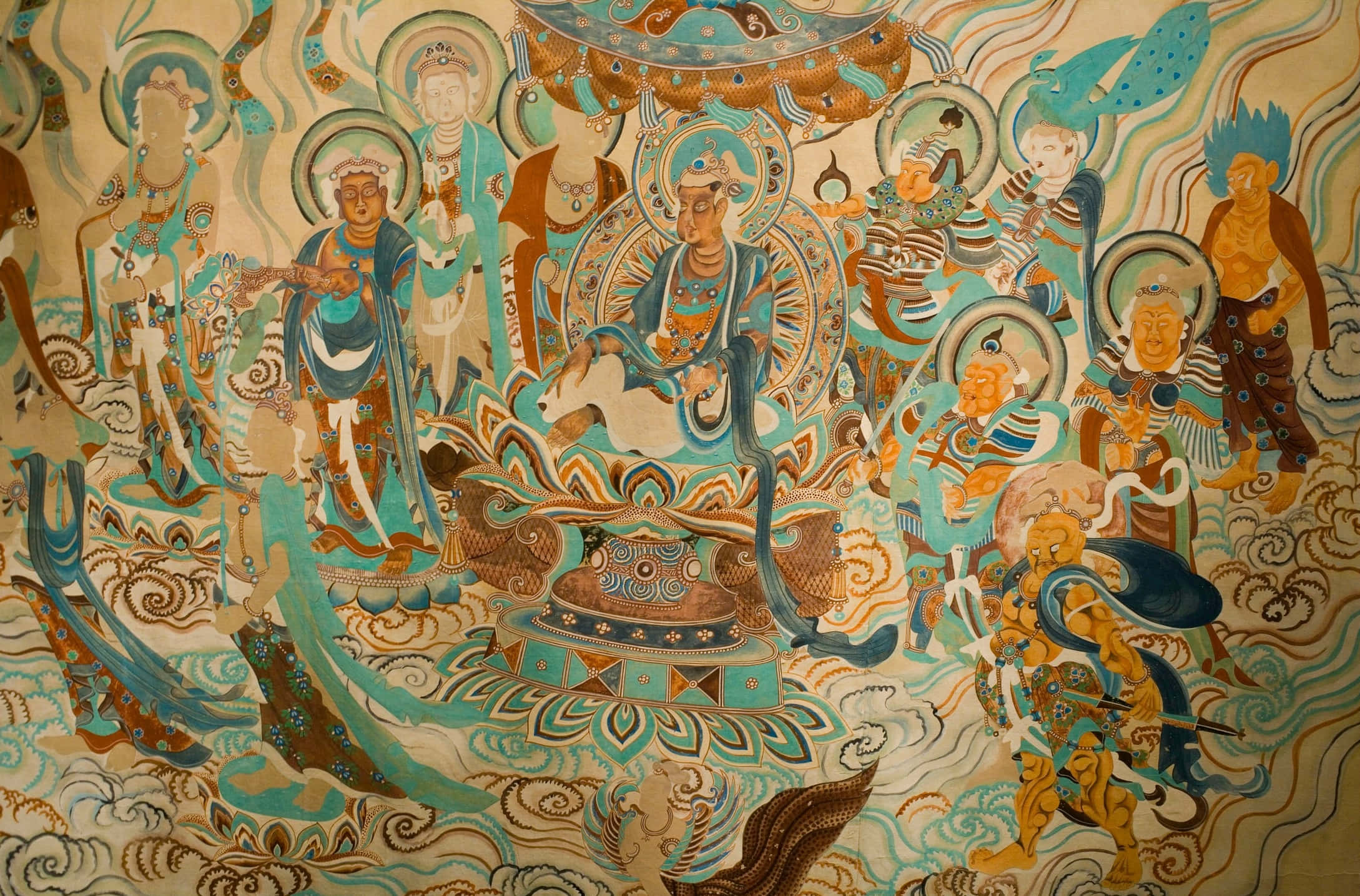 Religious Art 桌布 壁紙 — 一幅充滿活力的古代佛教壁畫描繪了一位中央神祇，被天界眾生環繞，置身於旋轉的雲彩和華麗圖案之中。