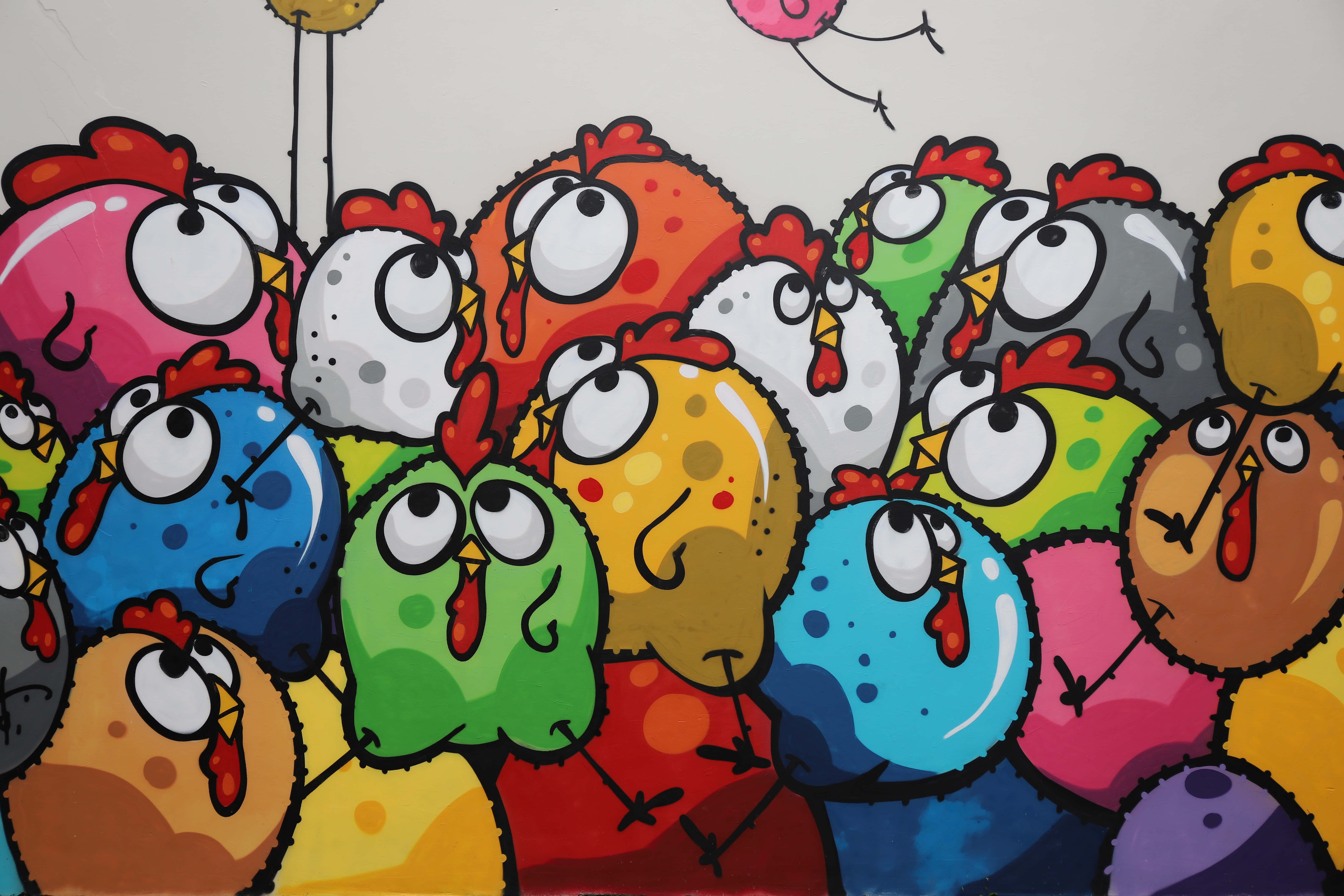 塗鴉動圖 桌布 壁紙 — 一幅充滿活力的塗鴉壁畫，描繪了色彩鮮豔、眼睛誇張、表情滑稽的卡通雞。