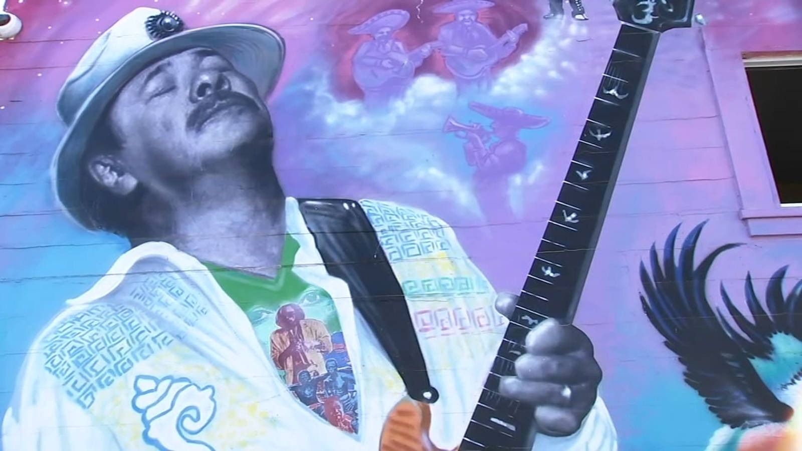 音樂 桌布 壁紙 — 一幅充滿活力的壁畫描繪了一位閉著眼睛的音樂家在夢幻般的紫色天空下彈奏吉他，天空中有漂浮的瑪利亞奇人物。