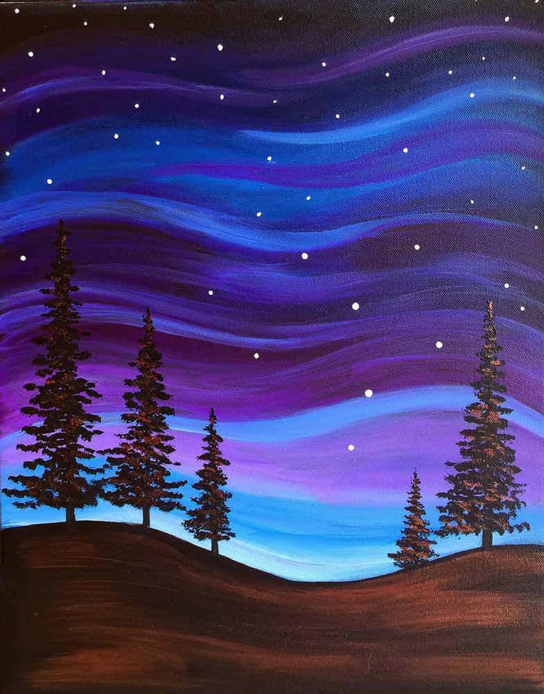 Painting 桌布 壁紙 — 一幅充滿活力的彩繪夜空，帶有旋轉的紫色和藍色，點綴著星星，下方是起伏山丘上松樹的剪影。