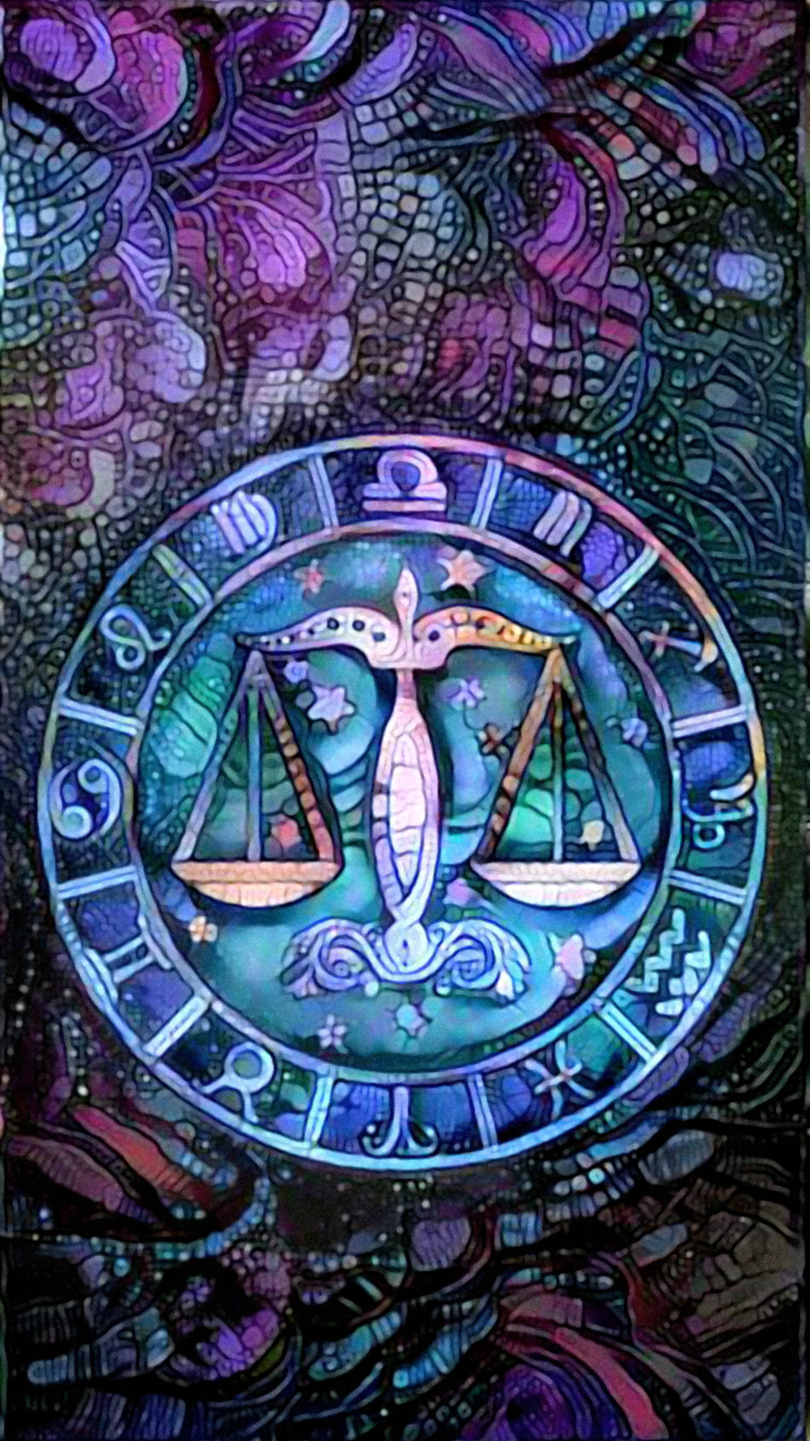zodiac 桌布 壁紙 — 一幅充滿活力的彩繪玻璃藝術品，描繪天秤座，周圍環繞著占星符號和旋轉的紫藍色圖案。