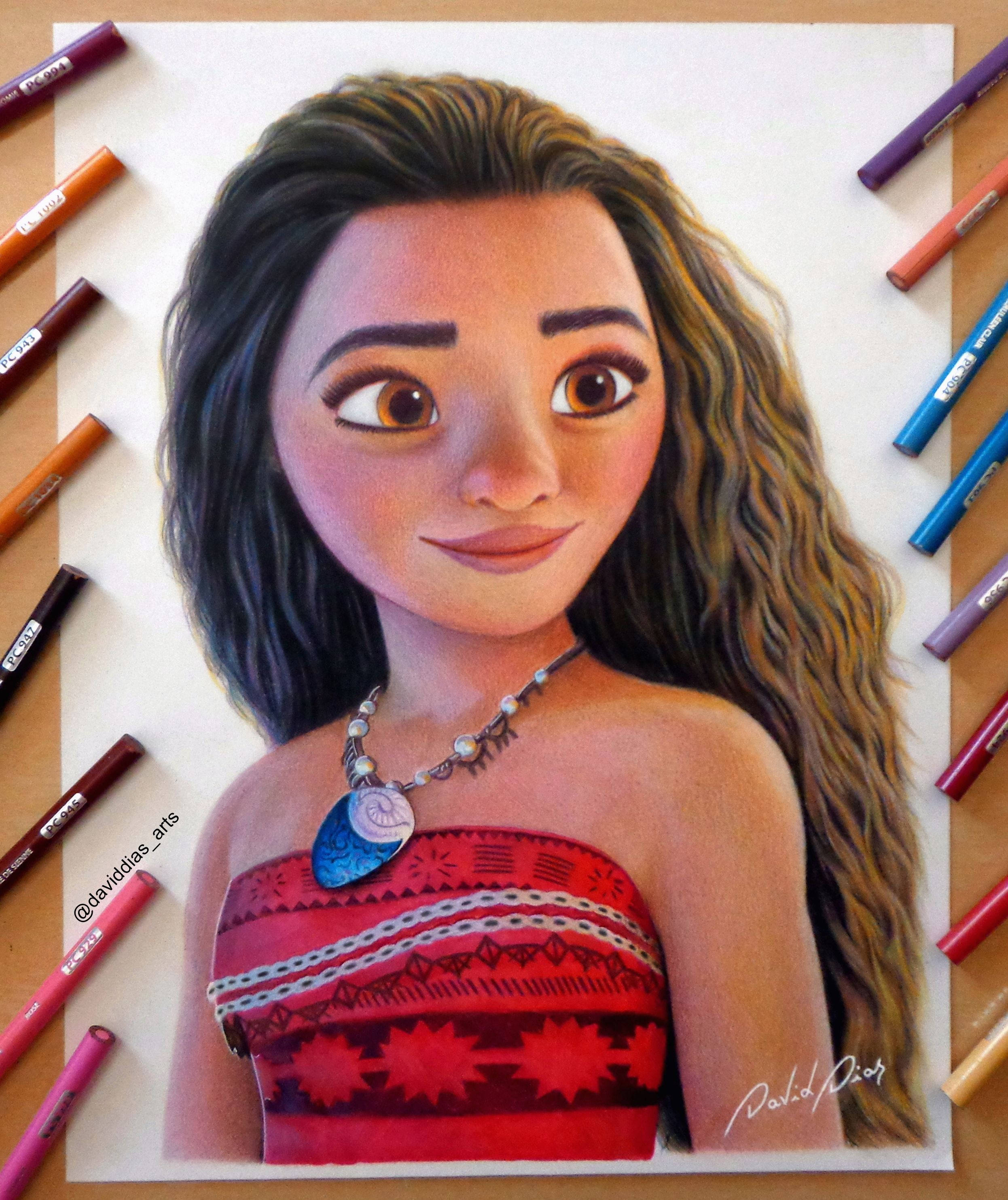 Moana 桌布 壁紙 — 一幅充滿活力的彩色鉛筆肖像畫，描繪莫阿娜在木桌上被藝術用品圍繞，溫暖地微笑。