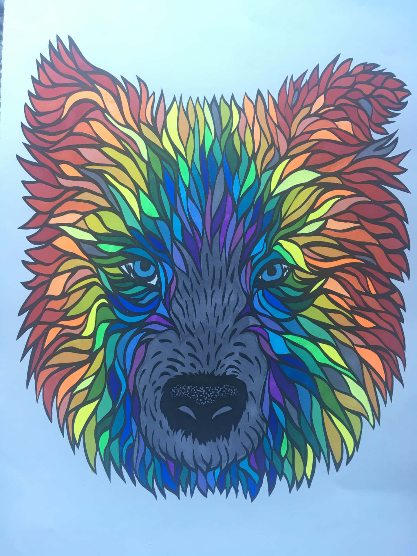 藝術 桌布 壁紙 — 一幅充滿活力的彩虹色熊頭插圖，帶有詳細的毛皮圖案和一雙強烈的藍色眼睛，背景為淺藍色。