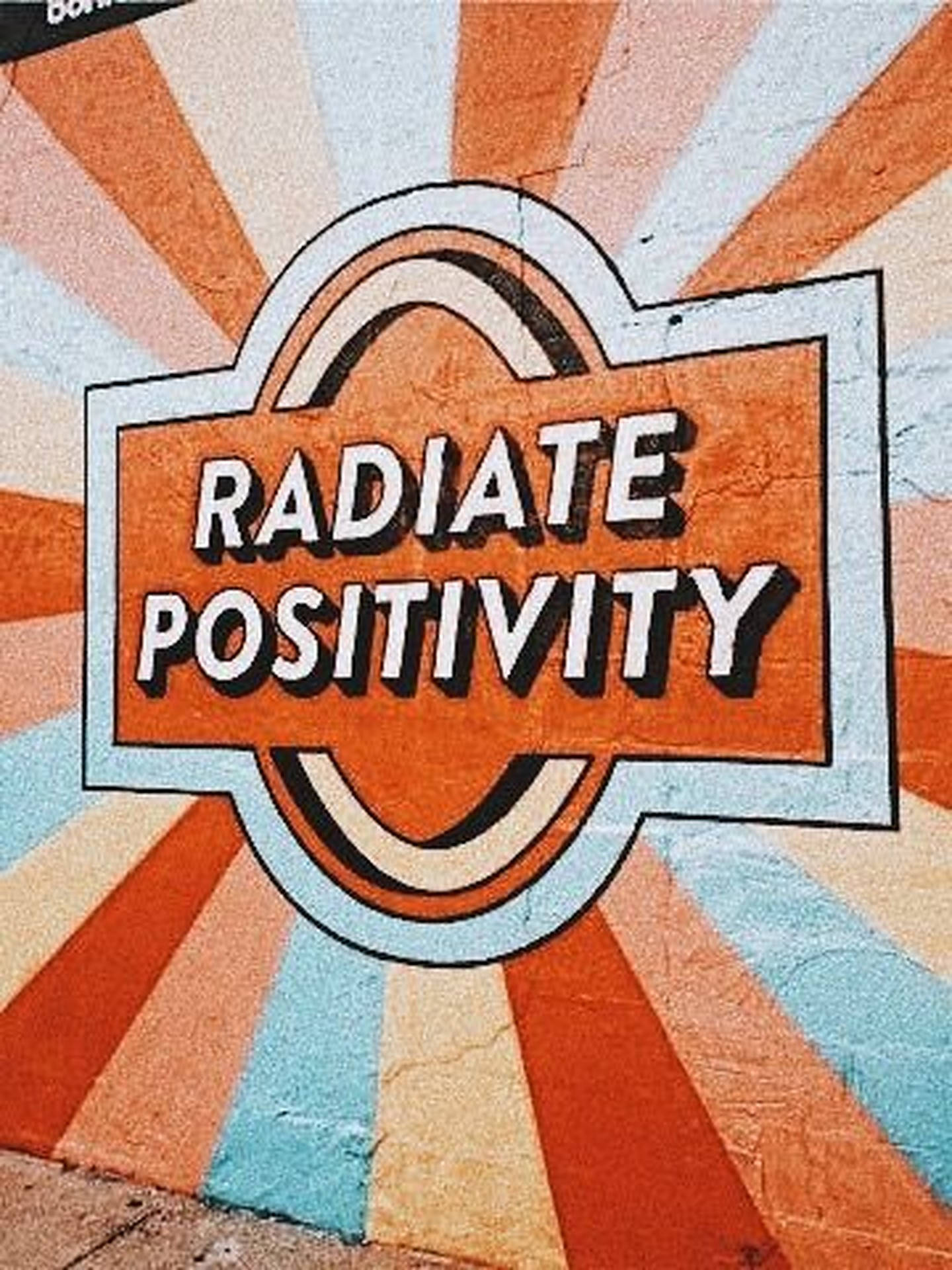 Positive Quotes 桌布 壁紙 — 一幅充滿活力的復古壁畫繪於風化牆上，以橙色和藍色的太陽光線搭配粗體文字，散發正能量。